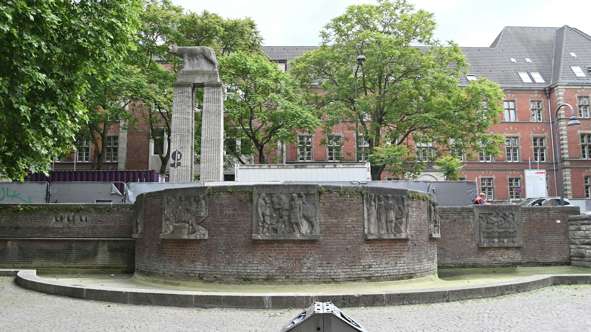 Der Römerbrunnen neben dem Zeughaus bereitet dem Rheinischen Verein für Denkmalpflege Kummer