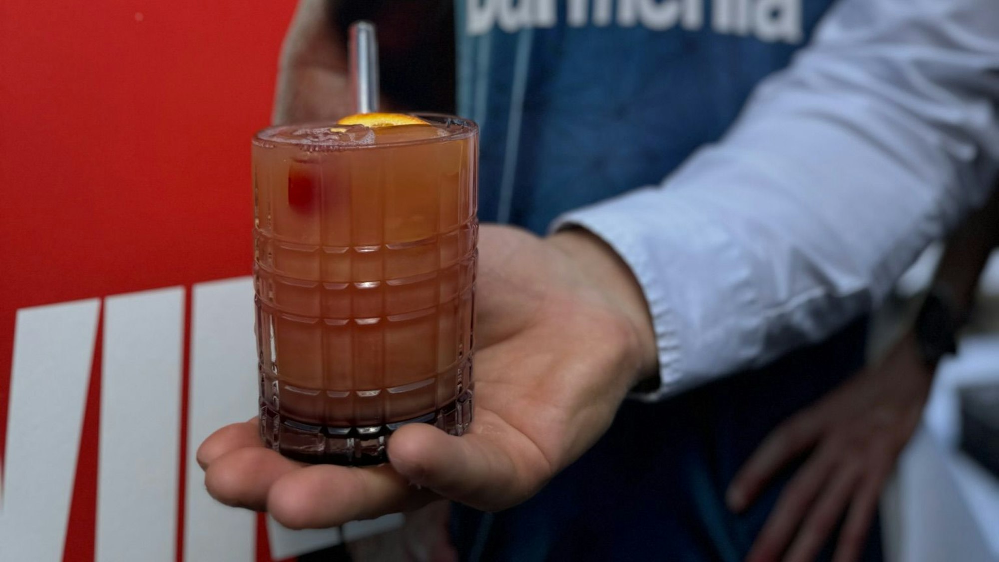 Cocktail in einer Hand