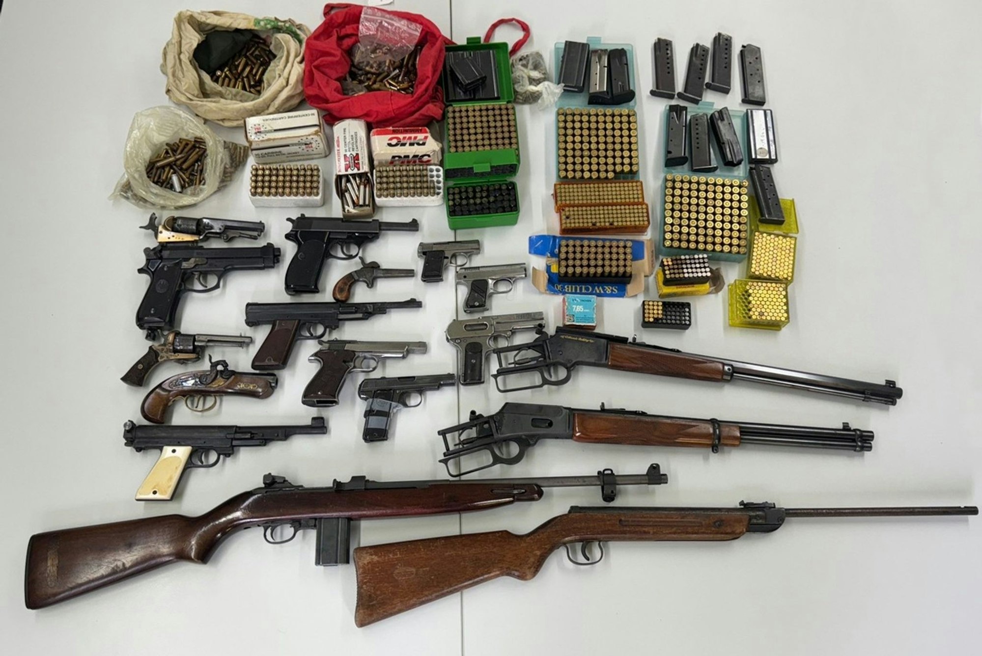 Die Polizei durchsuchte Wohnungen wegen des Verdachts auf illegalen Waffenhandel.