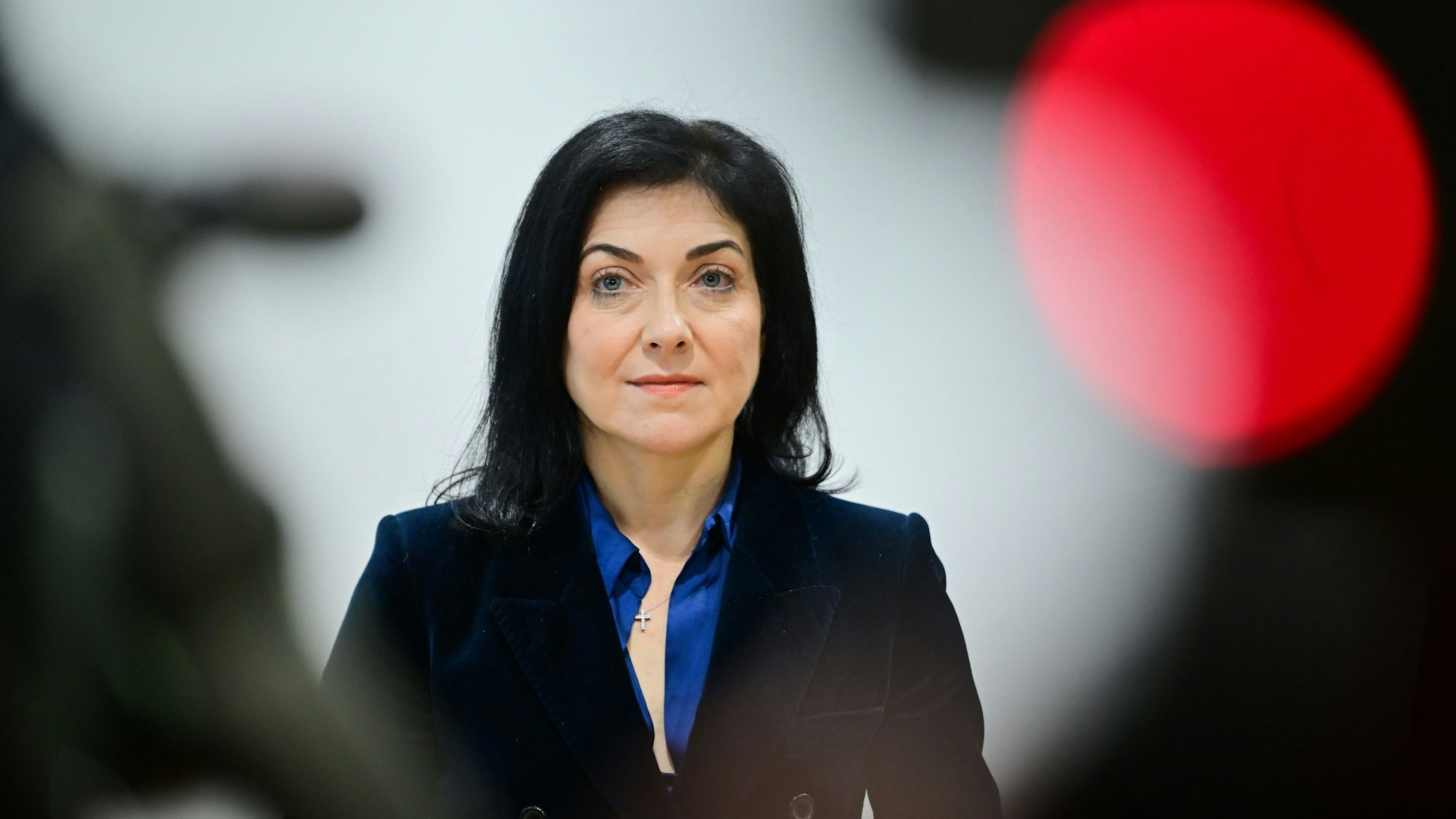 Katherina Reiche (CDU), Bundesministerin für Wirtschaft und Energie, spricht während eines gemeinsamen Pressestatements mit EU-Wettbewerbskommissarin Ribera.