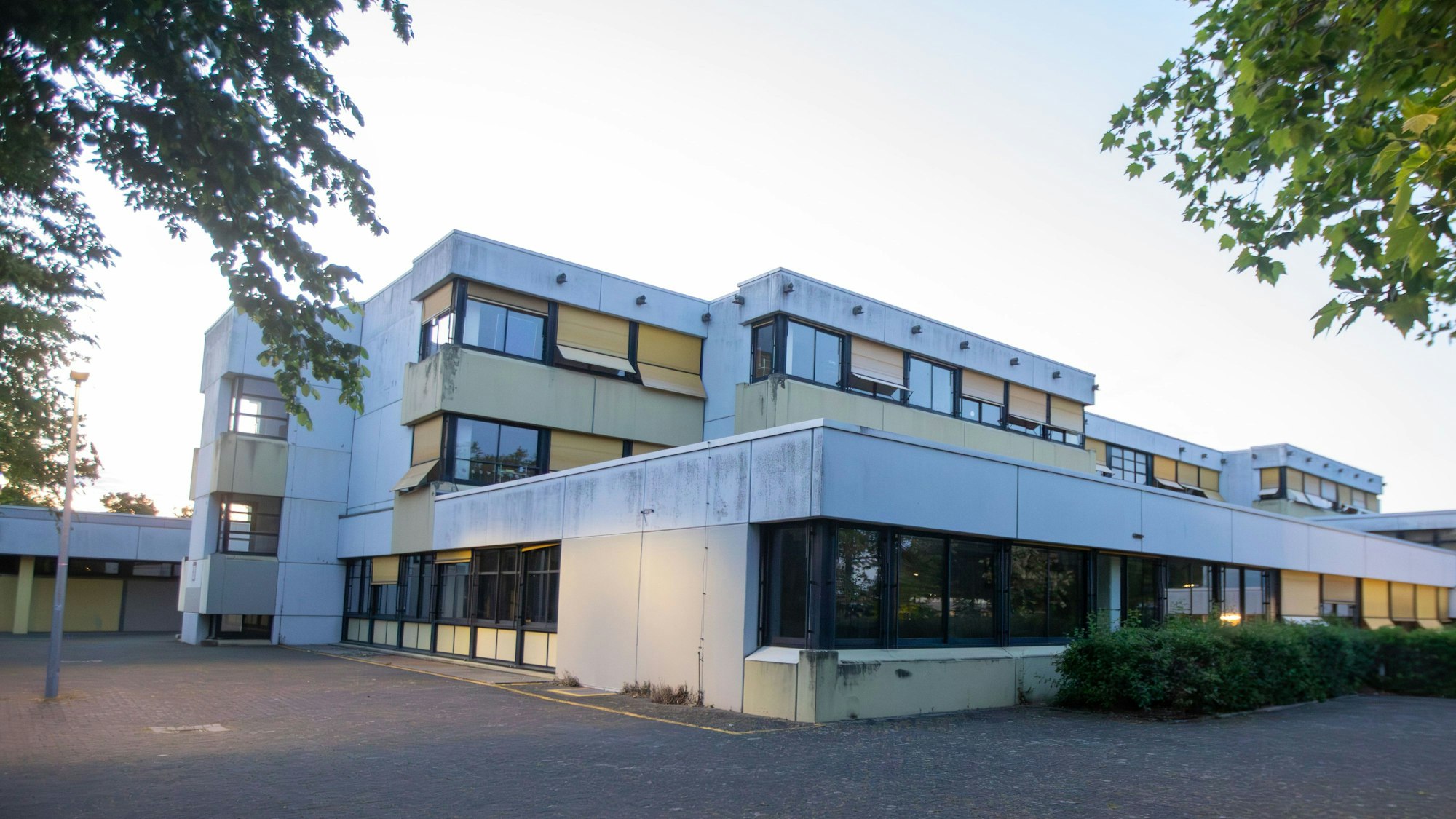 Das Schulzentrum Zündorf an der Heerstraße von außen