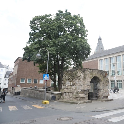 uf dem Theo-Burauen-Platz am Spanischen Bau steht ein Stück eines römischen Abwasserkanals