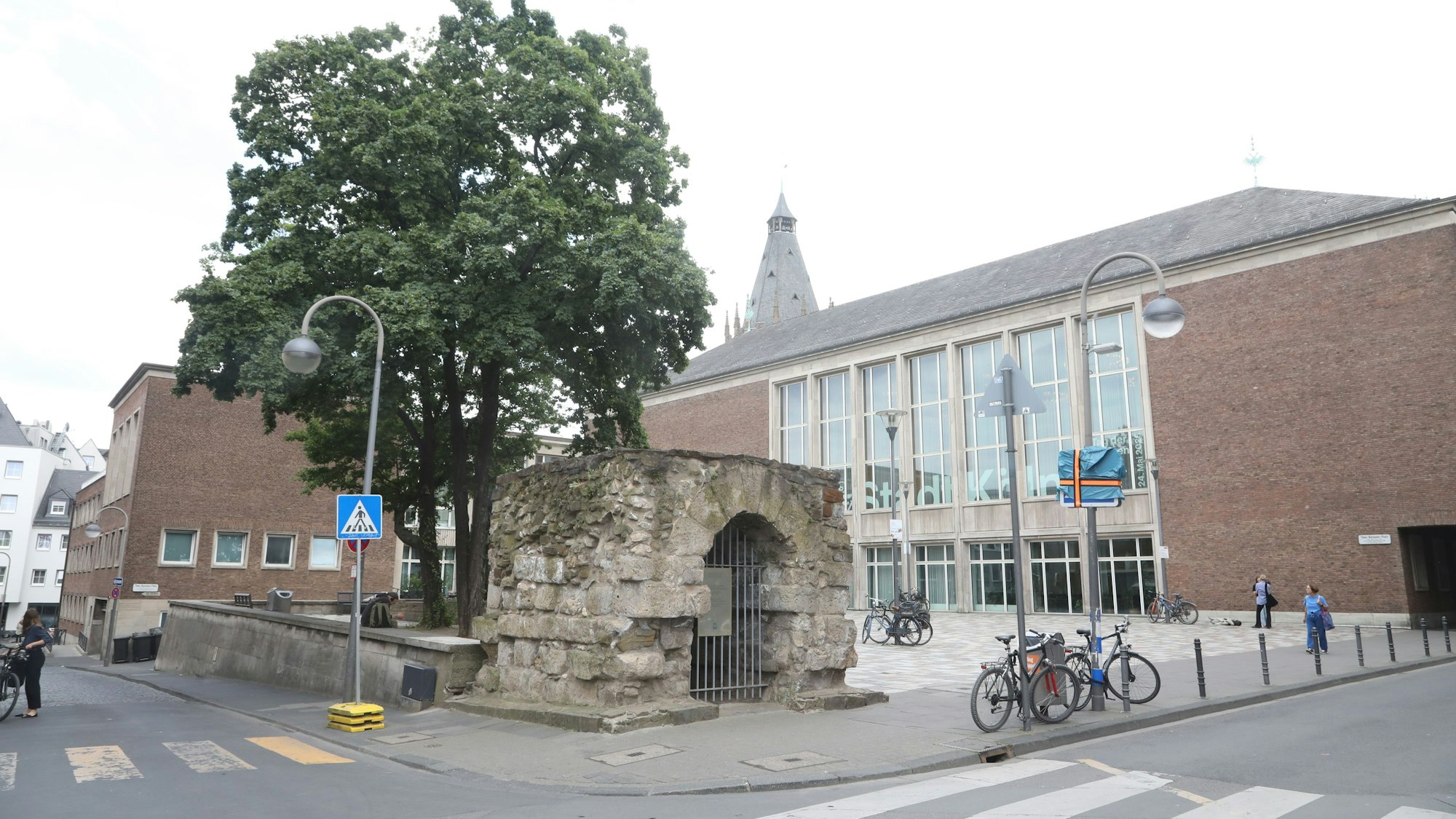 uf dem Theo-Burauen-Platz am Spanischen Bau steht ein Stück eines römischen Abwasserkanals