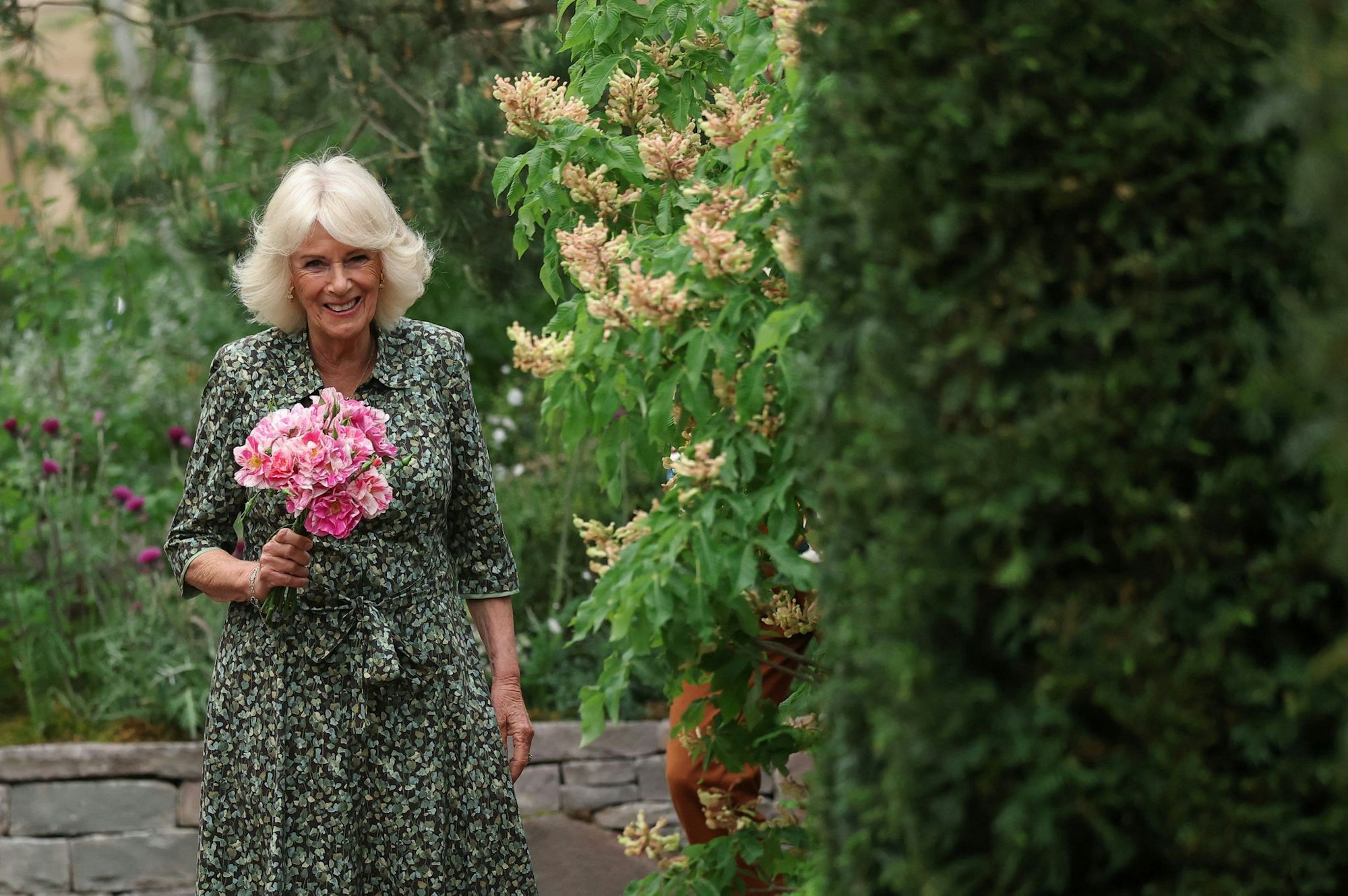 Königin Camilla hält die «King's Rose».