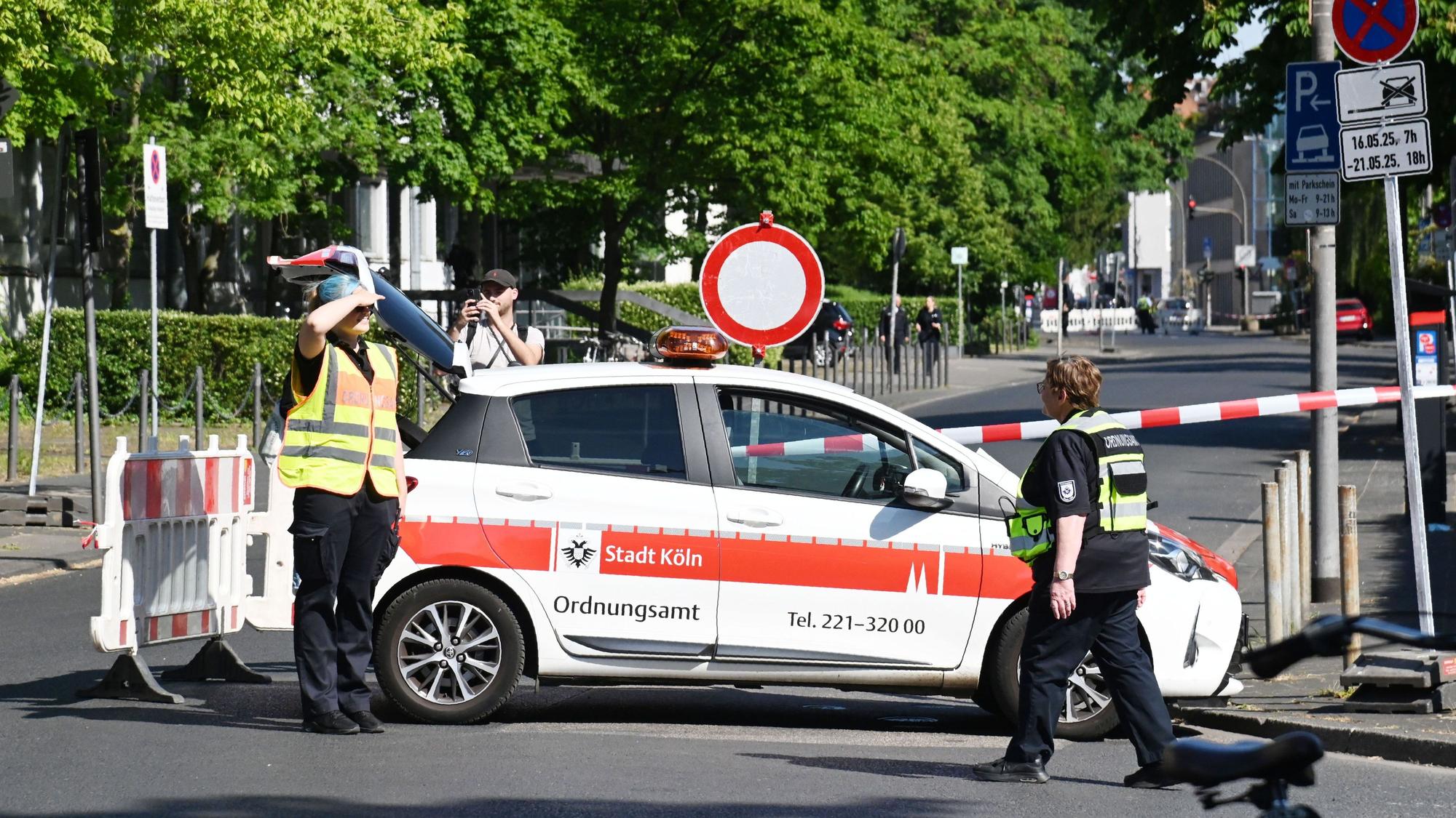 20.05.2025 Köln. Evakuierung der Uniklinik nach Bombenfund am Leiblplatz. Foto: Alexander Schwaiger