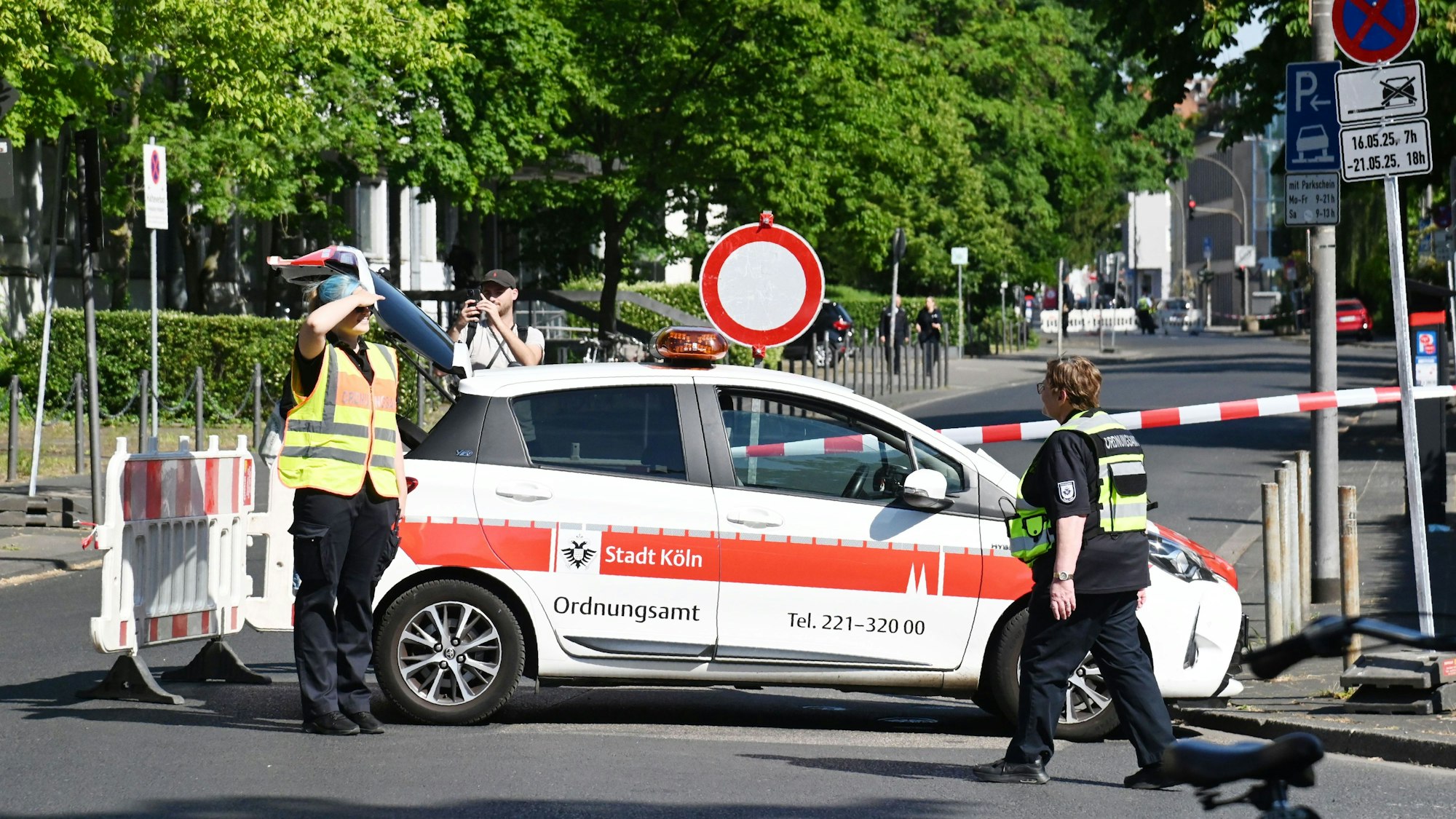 20.05.2025 Köln. Evakuierung der Uniklinik nach Bombenfund am Leiblplatz. Foto: Alexander Schwaiger
