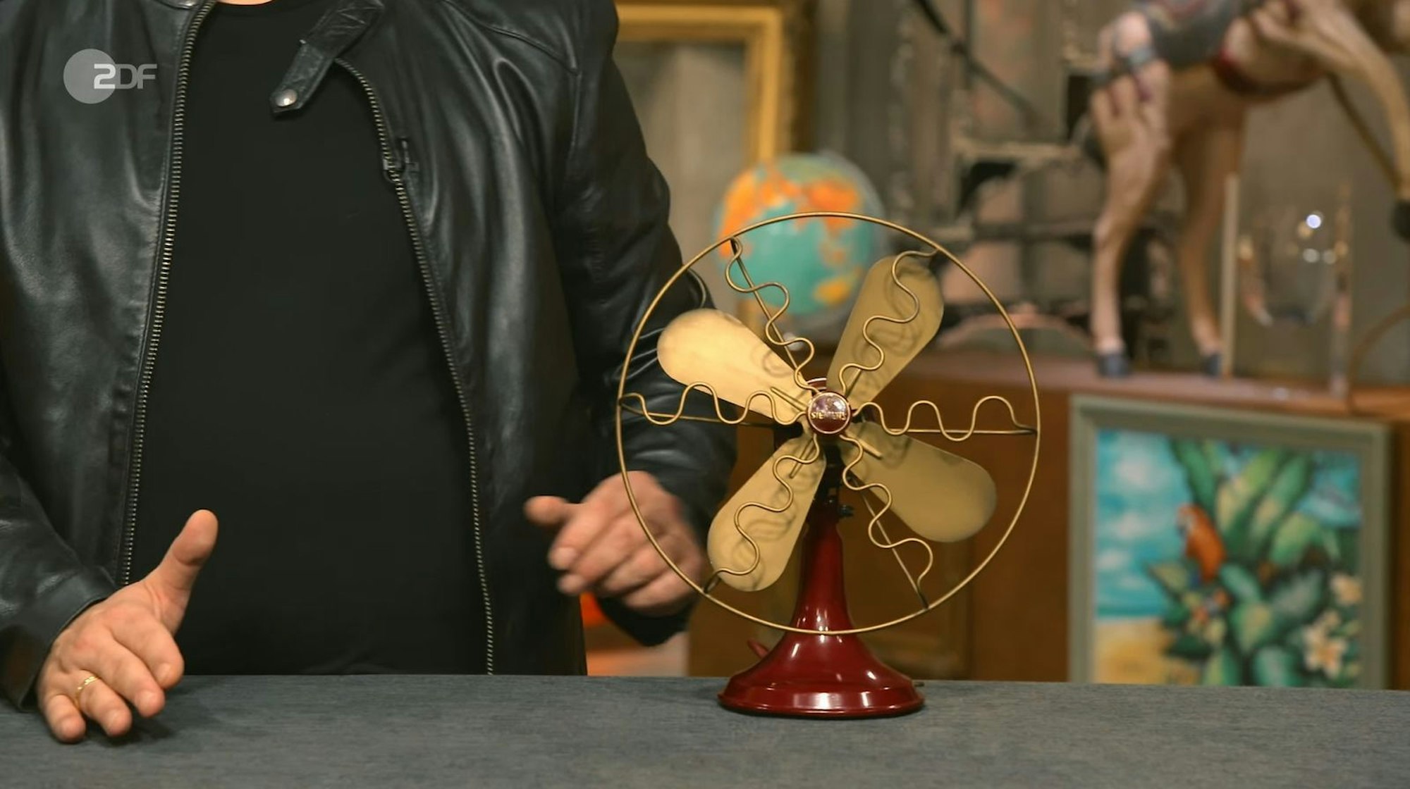 Nach diesem bedeutungsschwangeren Objekt tat frischer Wind gut. Für Abhilfe sorgte ein perfekt erhaltener Tisch-Ventilator von Siemens. Der Schätzpreis lag bei 80 bis 100 Euro. (Bild: ZDF)