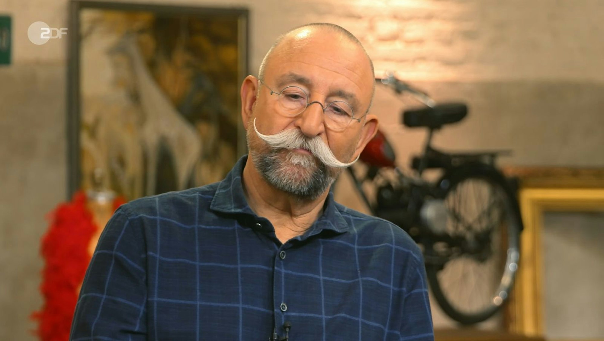 „Also irgendwie kommt mir der Herr bekannt vor.“ Horst Lichter erkannte Ähnlichkeiten, als eine kleine Figur auf den Expertentisch drapiert wurde. (Bild: ZDF)