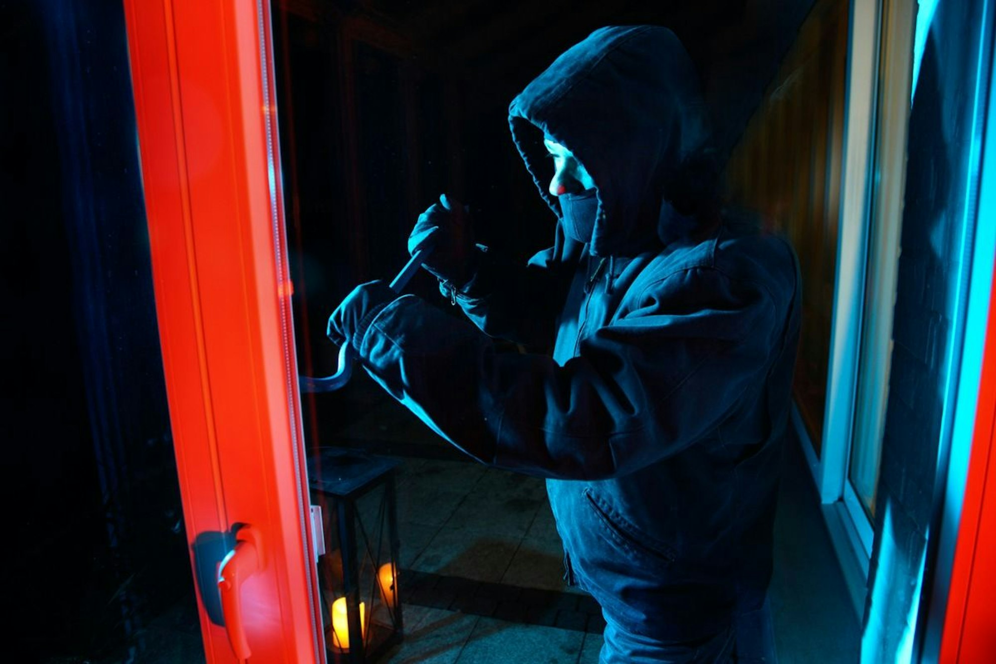 Nächtliche Aufnahme eines Einbrechers, der versucht, ein Fenster aufzuhebeln. Die Polizei Mettmann berichtet über mehrere Einbrüche im Kreisgebiet.