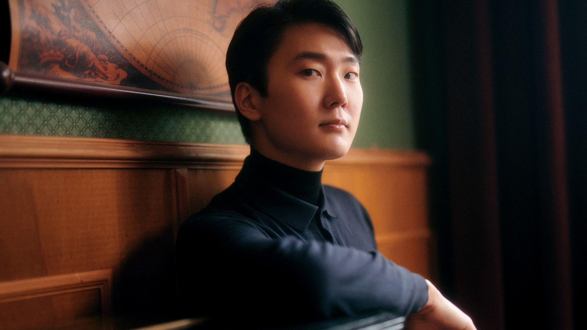 Seong-Jin Cho schaut in die Kamera.