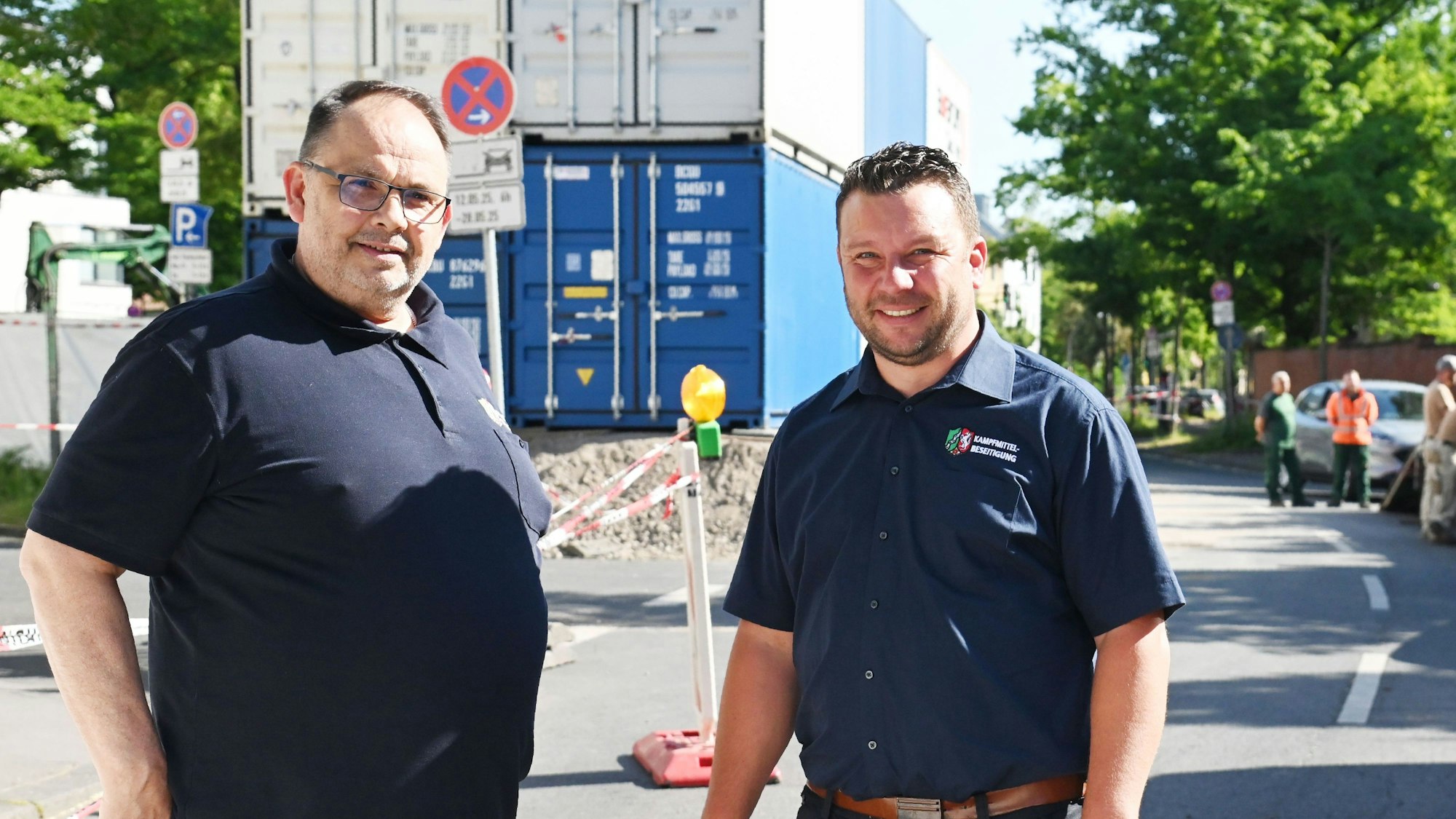 Dirk Putzer (li.) und Phillip Blens vom Kampfmittelräumdienst vor der Entschärfung.