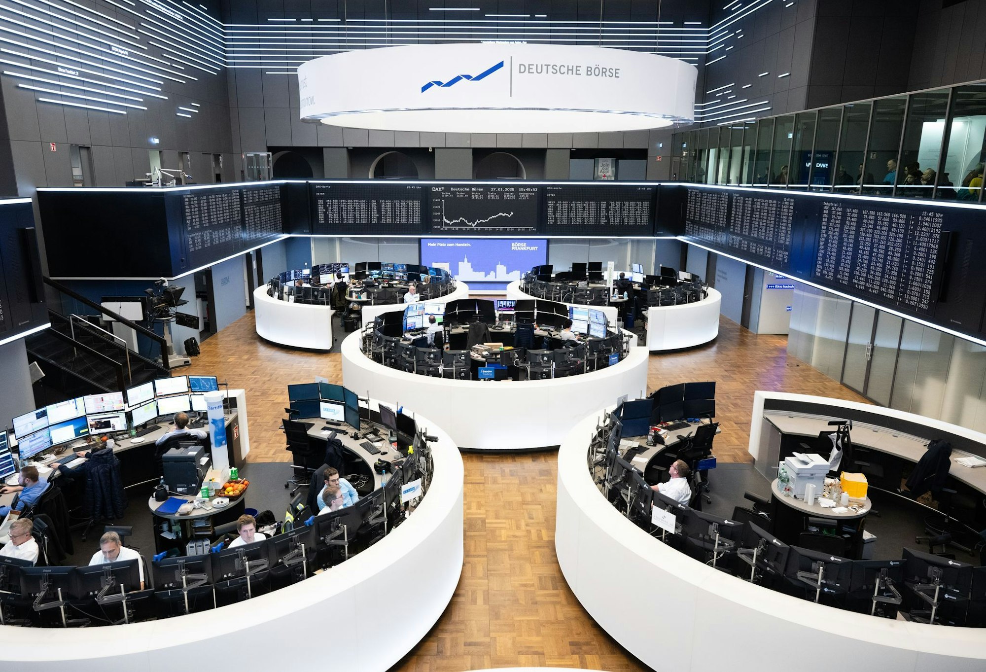 Handelssaal der Deutschen Börse: Trotz vieler Krisen eilt der Dax von Rekord zu Rekord (Archivbild)