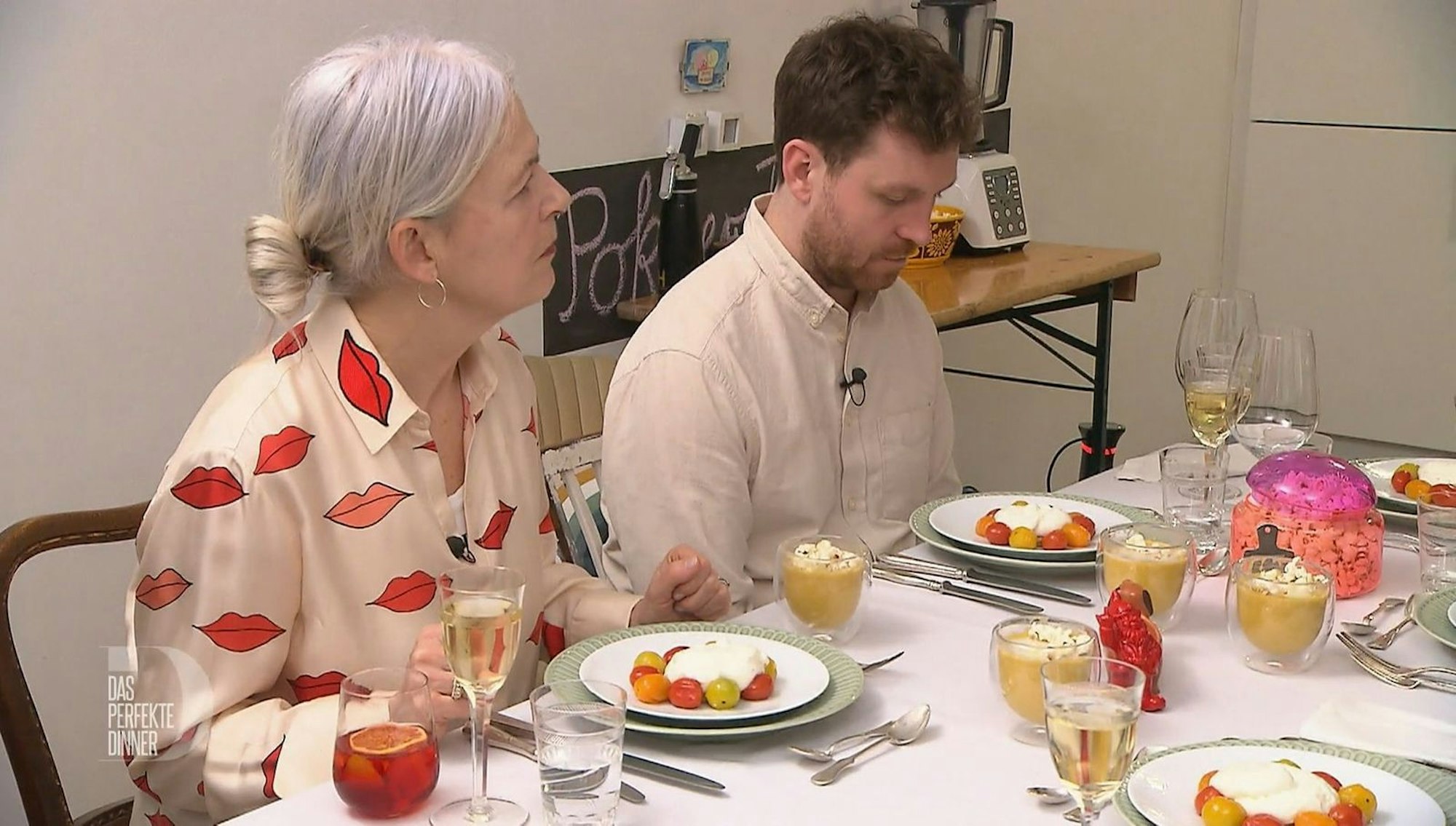 Heike und Matthi begutachten Alex' Vorspeise. (Bild: RTL)