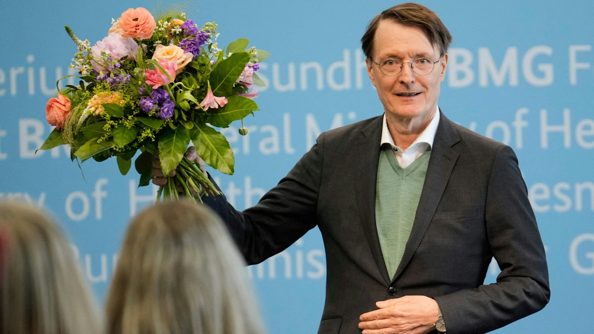Karl Lauterbach wurde Anfang Mai mit Blumen aus dem Amt des Gesundheitsministers verabschiedet.