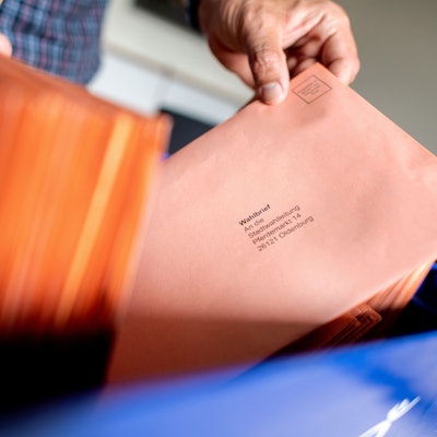 Das Bild zeigt einen Mitarbeiter aus dem Wahlbüro beim Sortieren eines per Briefwahl eingegangenen Stimmzettel zur Kommunalwahl (Symbolbild) Foto: Hauke-Christian Dittrich/dpa