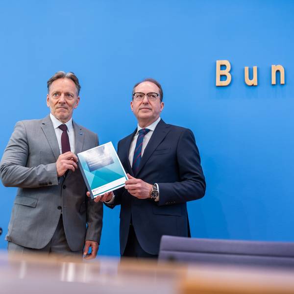 20.05.2025, Berlin: Alexander Dobrindt (r,CSU), Bundesinnenminister, nimmt neben Holger Münch, Präsident des Bundeskriminalamts (BKA), an der Vorstellung der Jahresstatistik Politisch Motivierte Kriminalität teil. Foto: Michael Kappeler/dpa +++ dpa-Bildfunk +++
