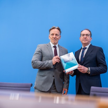 20.05.2025, Berlin: Alexander Dobrindt (r,CSU), Bundesinnenminister, nimmt neben Holger Münch, Präsident des Bundeskriminalamts (BKA), an der Vorstellung der Jahresstatistik Politisch Motivierte Kriminalität teil. Foto: Michael Kappeler/dpa +++ dpa-Bildfunk +++