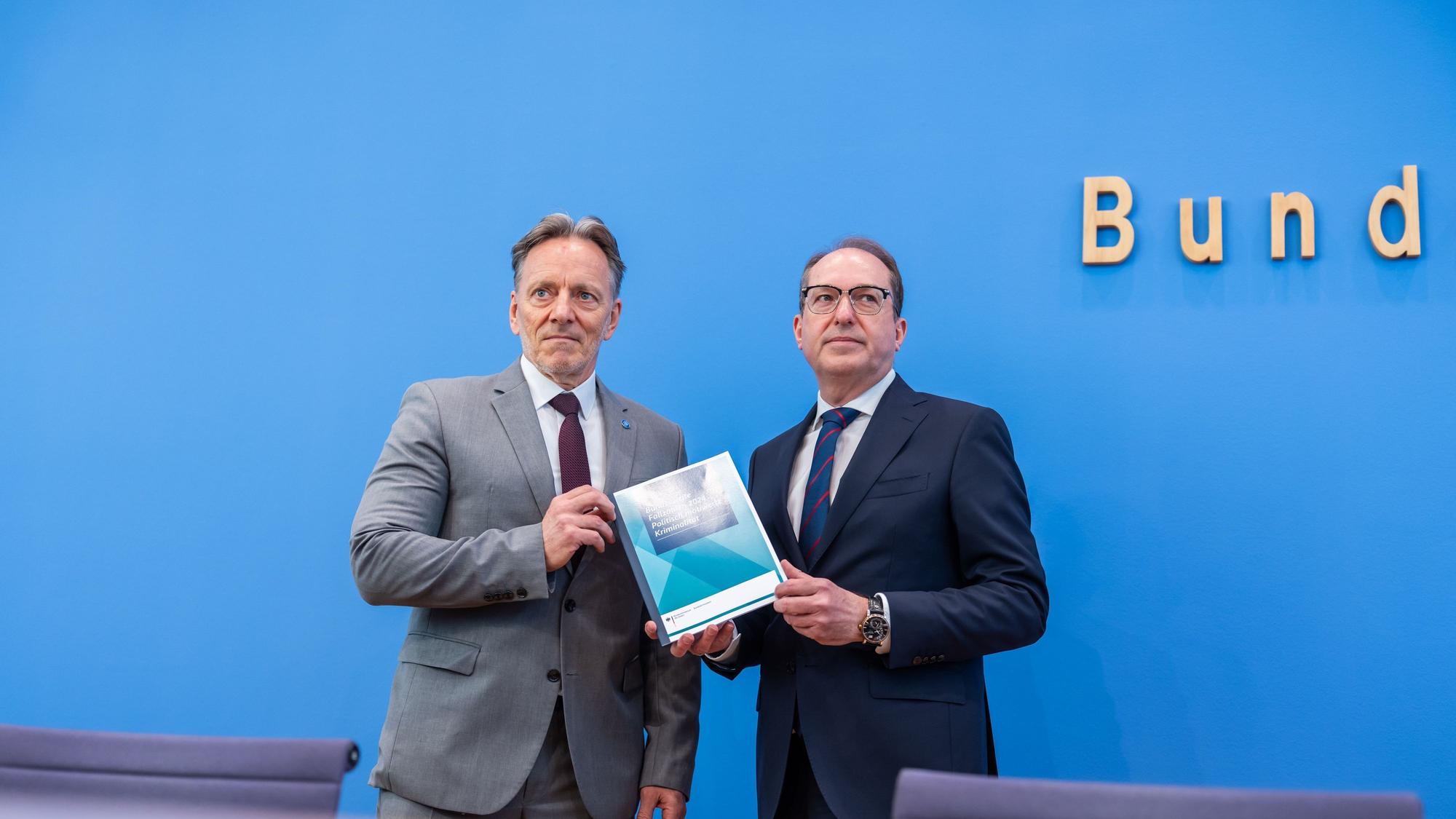 20.05.2025, Berlin: Alexander Dobrindt (r,CSU), Bundesinnenminister, nimmt neben Holger Münch, Präsident des Bundeskriminalamts (BKA), an der Vorstellung der Jahresstatistik Politisch Motivierte Kriminalität teil. Foto: Michael Kappeler/dpa +++ dpa-Bildfunk +++
