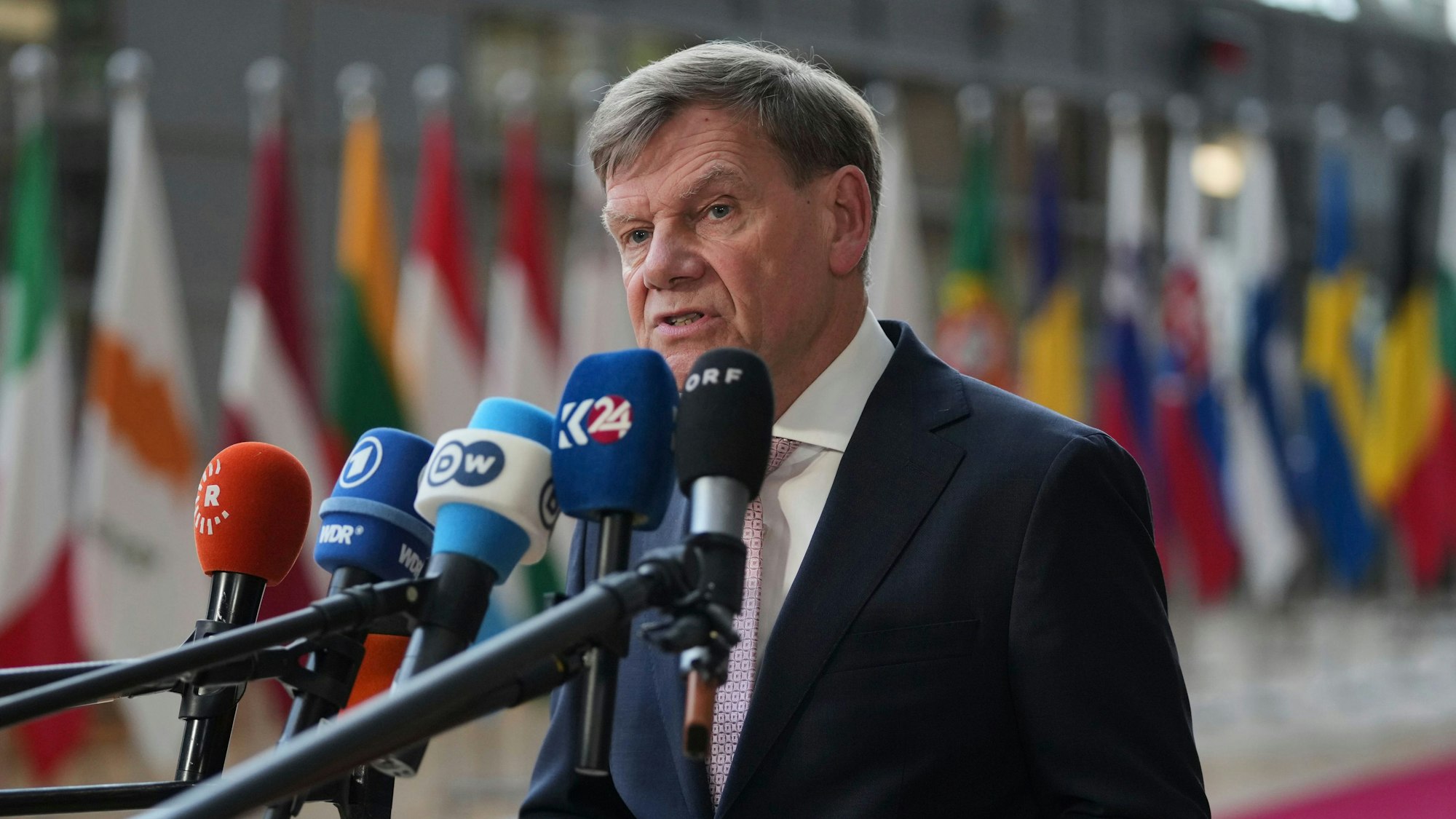 Der deutsche Außenminister Johann Wadephul spricht mit Medienvertretern vor dem Treffen der EU-Außenminister im Gebäude des Europäischen Rates in Brüssel.