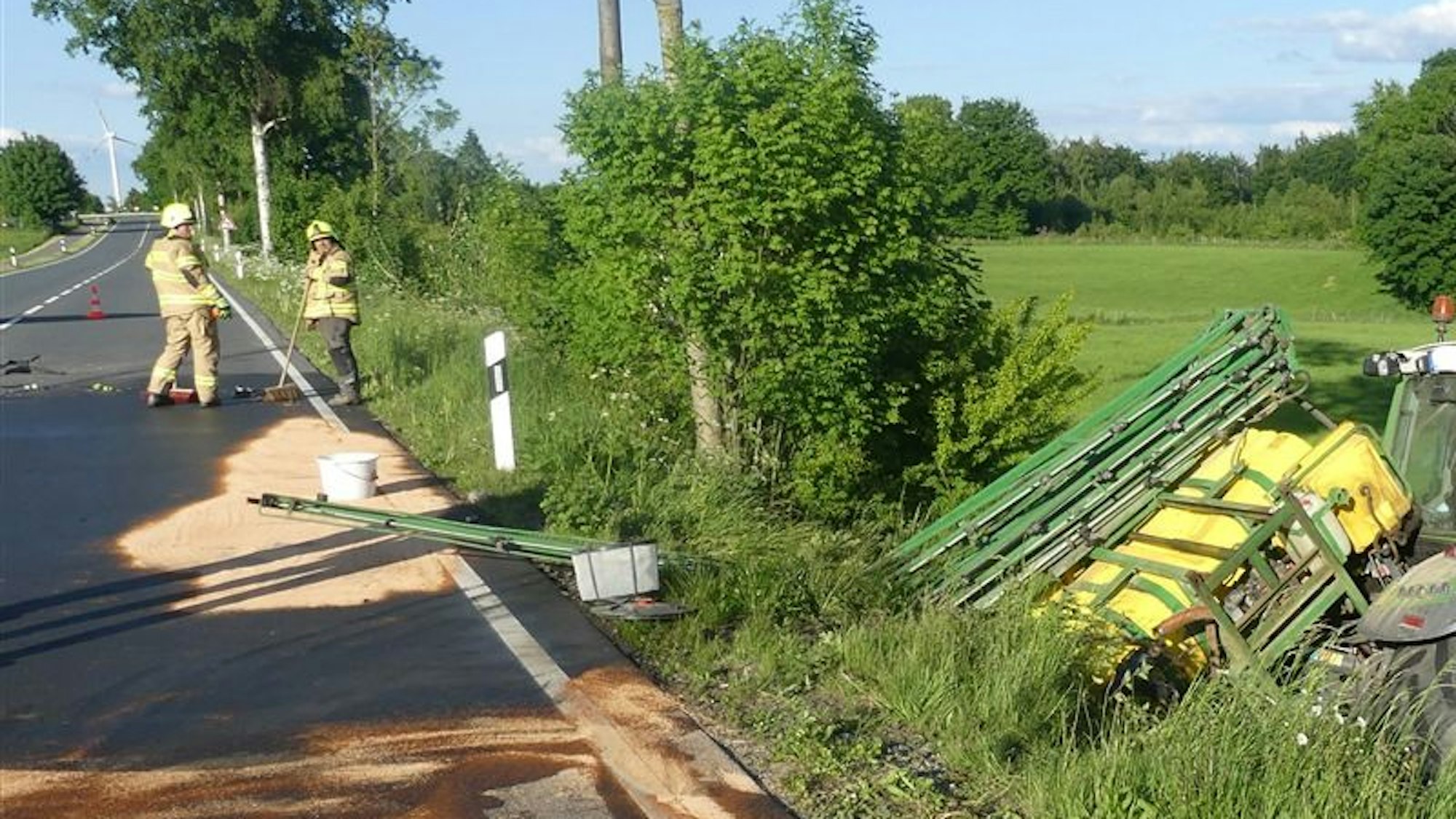 Bei einem Unfall auf der B483 zwischen einem LKW und einem Traktor wurde ein 62-jähriger Fahrer leicht verletzt.