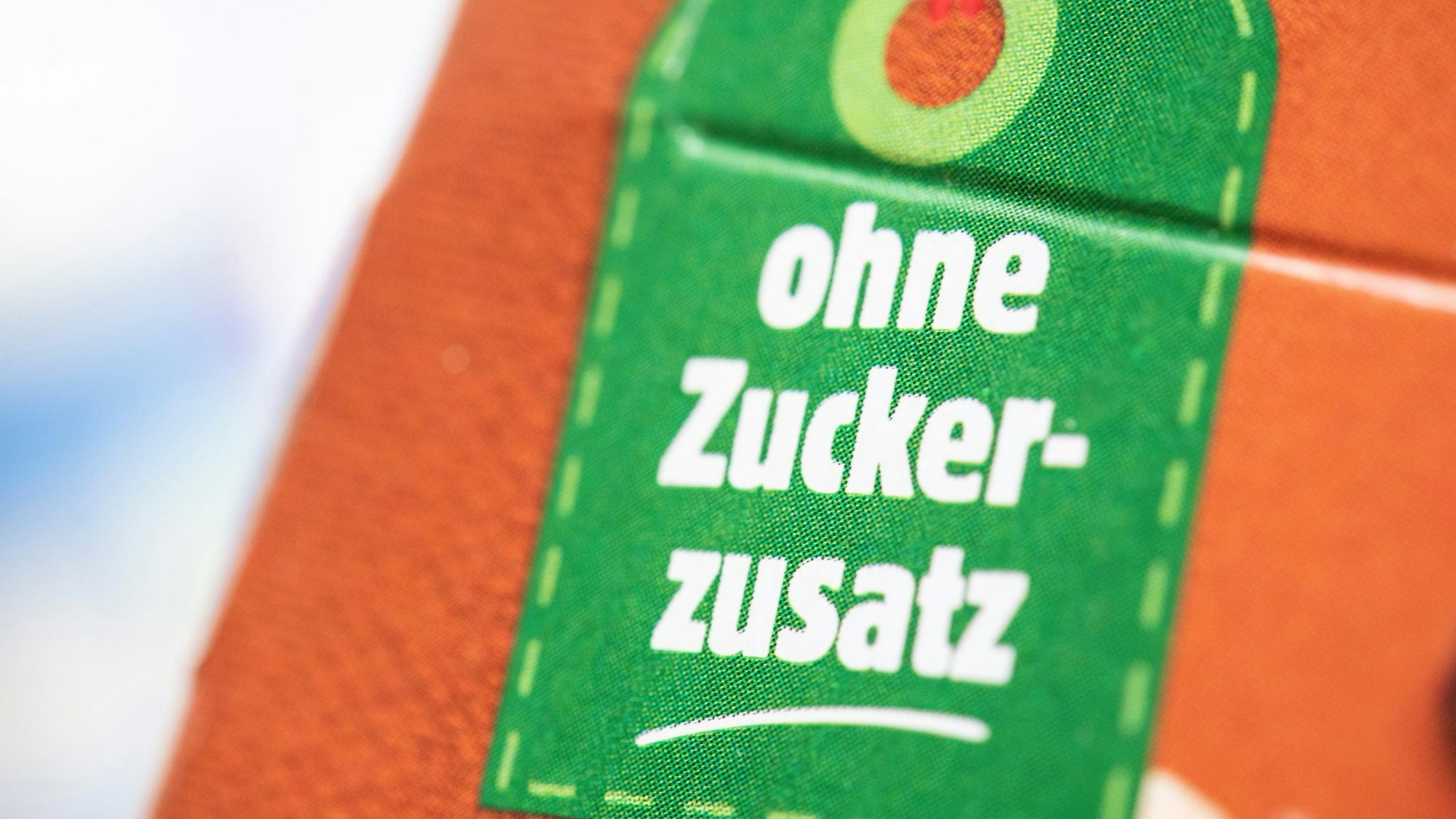 Eine Verpackung, nahe herangezoomt, mit der Aufschrift „Ohne Zuckerzusatz“.