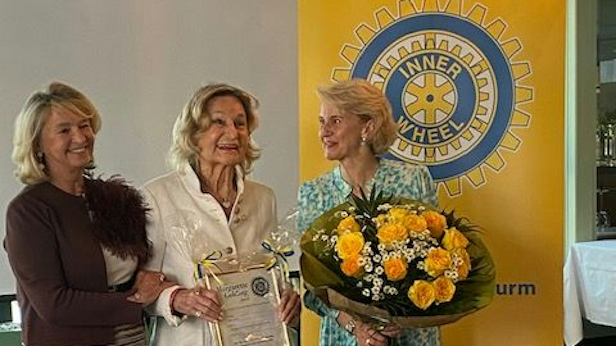 Verleihung Margarette Golding Award an Sylvia Zanders.