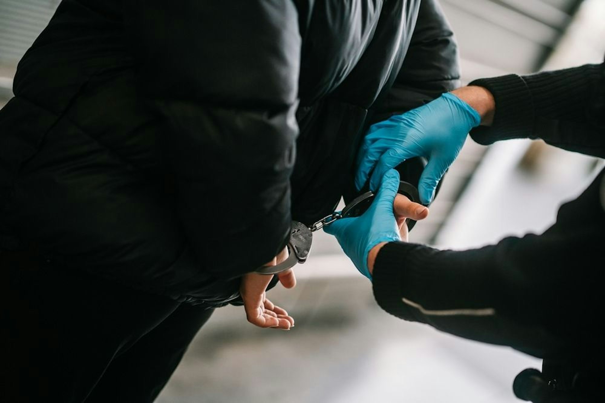 Festnahme durch Bundespolizei, Handschellen werden angelegt.