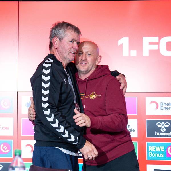 FC-Trainer Friedhelm Funkel herzt seinen Kontrahenten, Trainer Torsten Lieberknecht vom 1. FC Kaiserslautern.