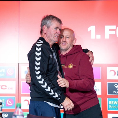 FC-Trainer Friedhelm Funkel herzt seinen Kontrahenten, Trainer Torsten Lieberknecht vom 1. FC Kaiserslautern.