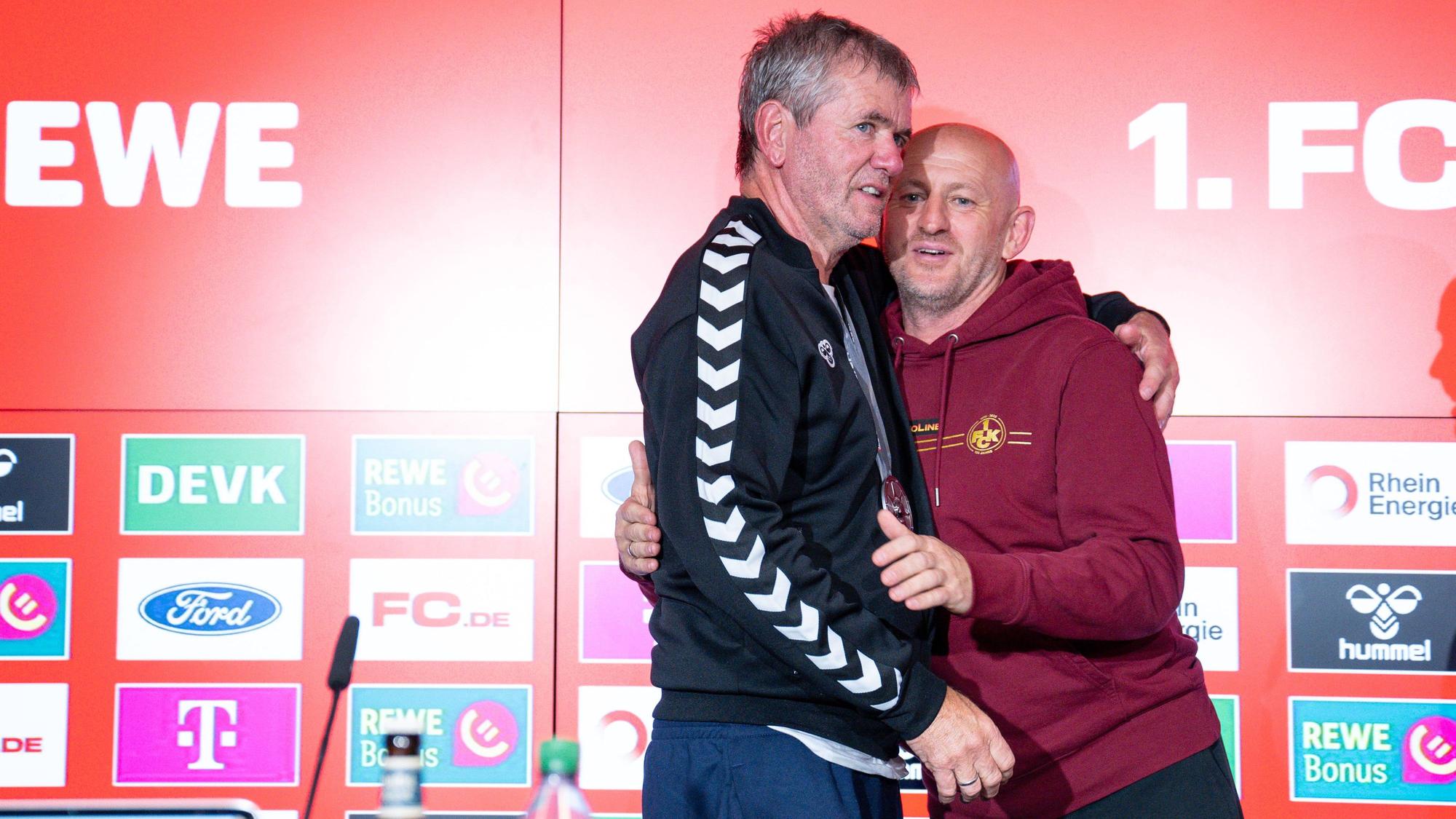 FC-Trainer Friedhelm Funkel herzt seinen Kontrahenten, Trainer Torsten Lieberknecht vom 1. FC Kaiserslautern.