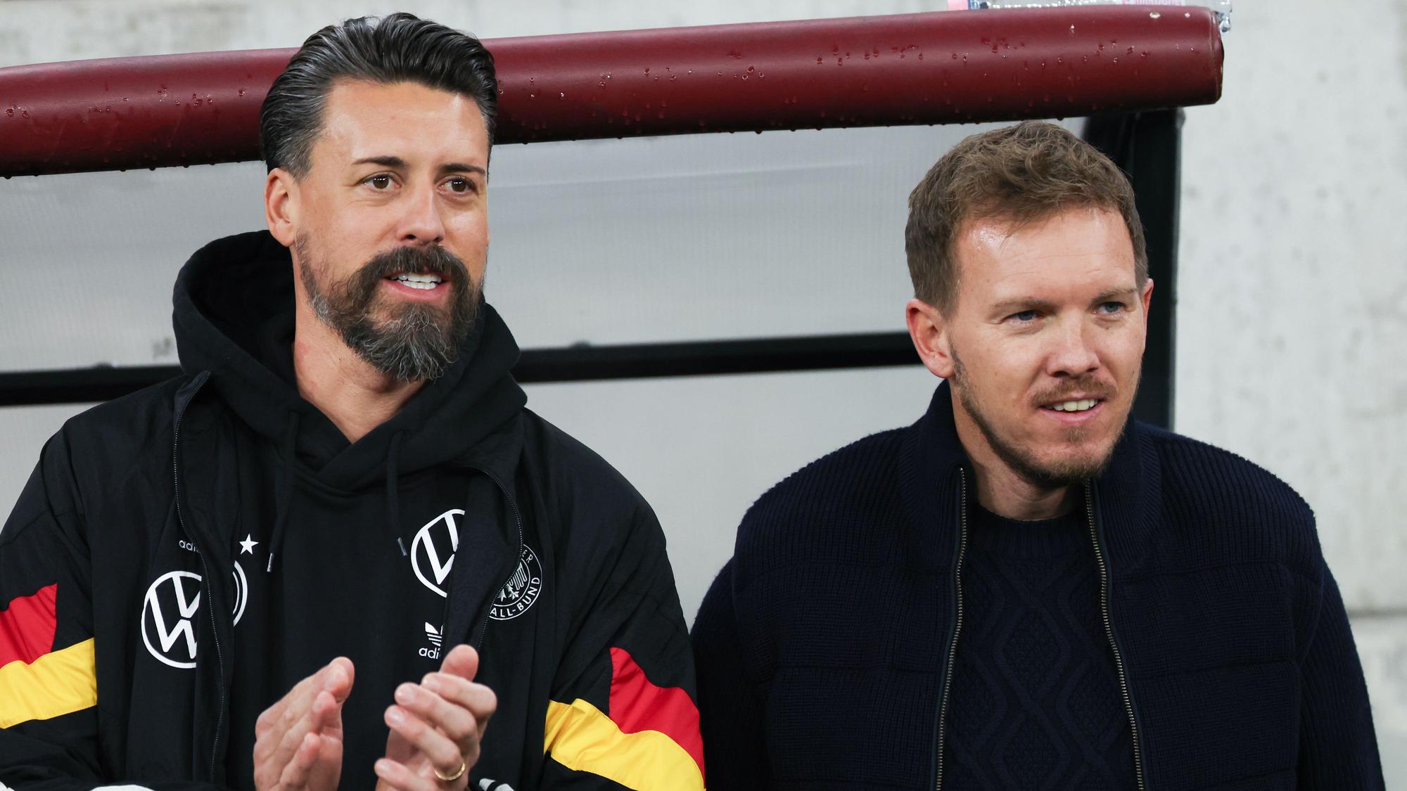 Bundestrainer Julian Nagelsmann (r) und Assistenztrainer Sandro Wagne bei einem Deutschland-Spiel. (Archivbild)