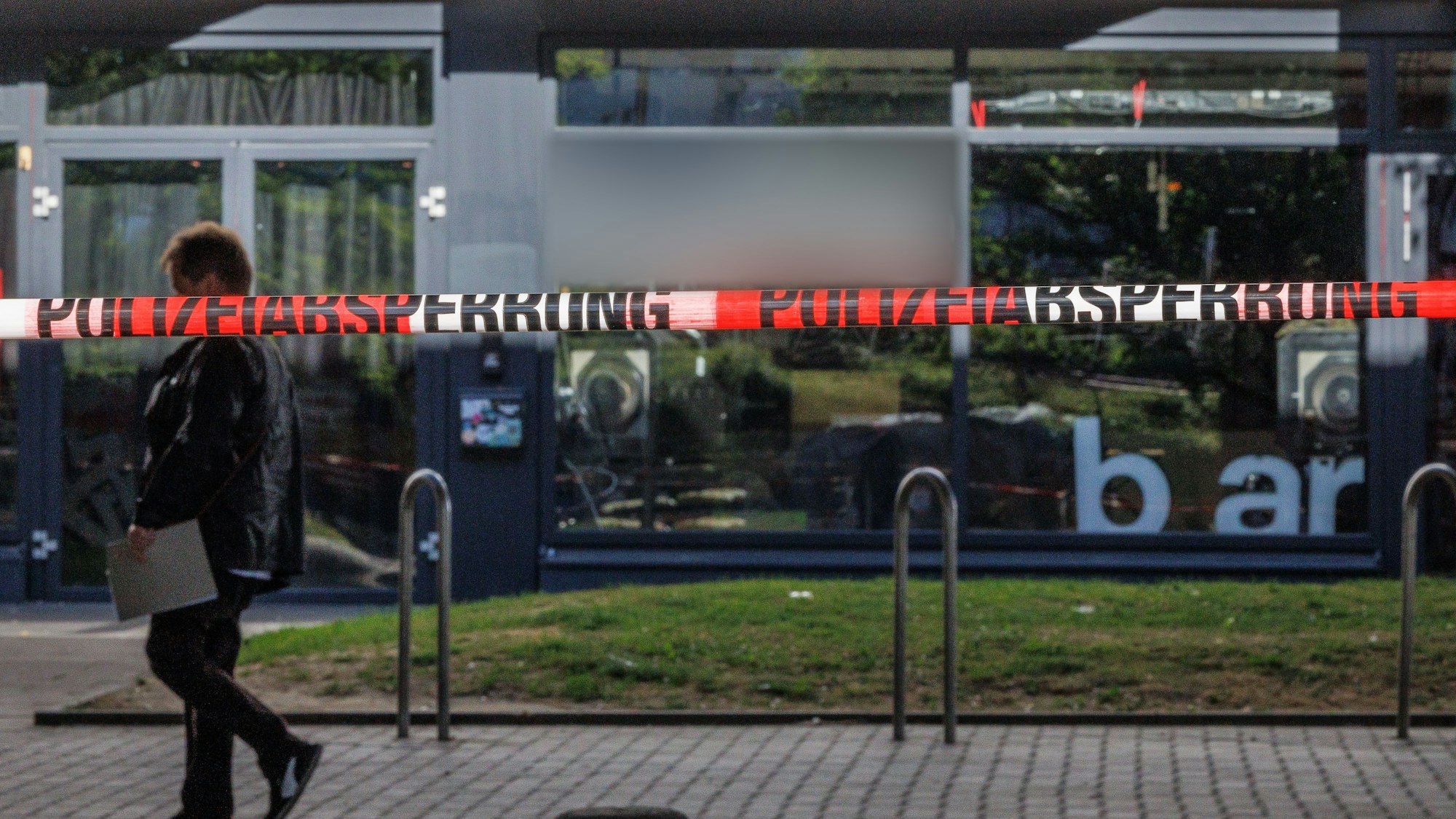 Das Foto zeigt Polizeiabsperrband an dem Tatort des Messerangriffs in der Bielefelder Innenstadt.