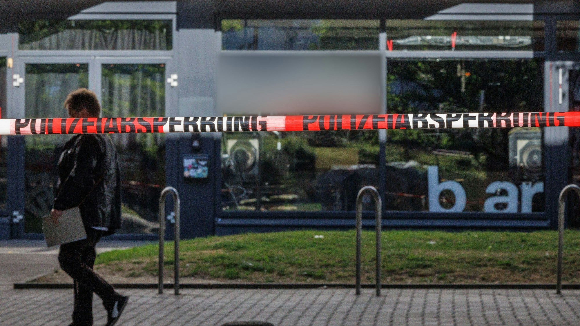 Das Foto zeigt Polizeiabsperrband an dem Tatort des Messerangriffs in der Bielefelder Innenstadt.