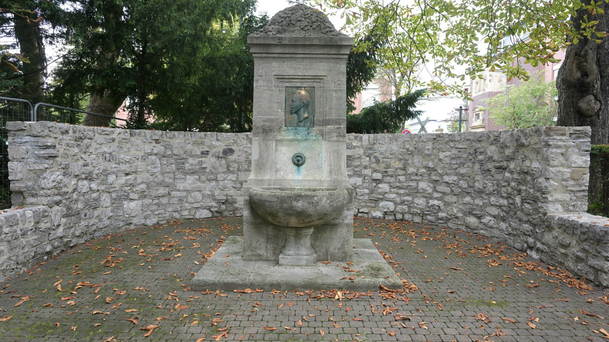 Auf dem Zanders-Gelände gibt es bereits Denkmäler - für die Firmengründer.