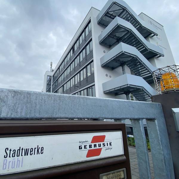 Zu sehen ist der Sitz der Stadtwerke Brühl.