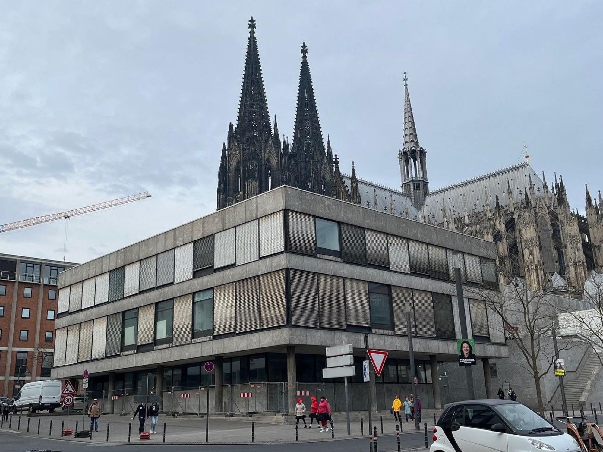 Das leerstehende Studienhaus des Römisch-Germanischen Museums, dahinter der Kölner Dom.