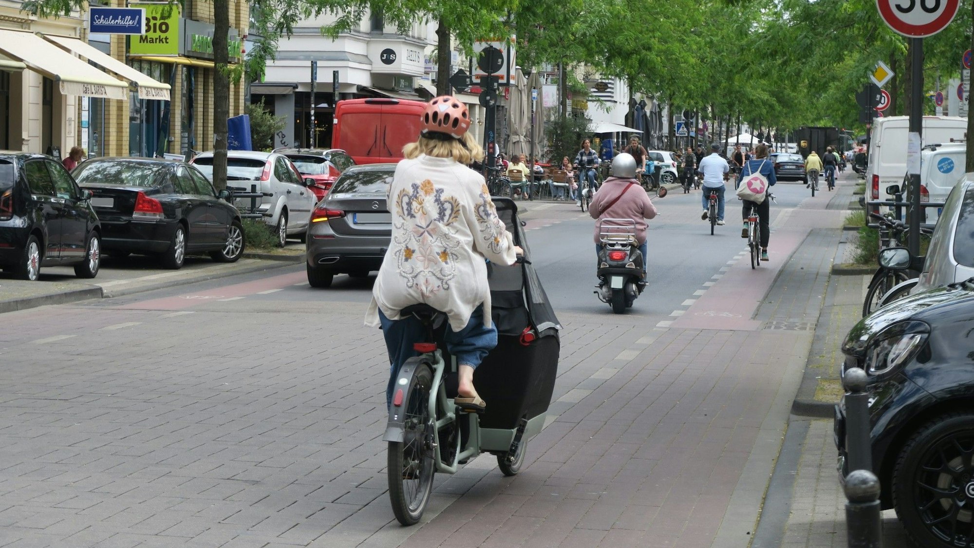 Der Verkehrsversuch auf der Venloer Straße war bundesweit in die Schlagzeilen geraten. (Archivbild)