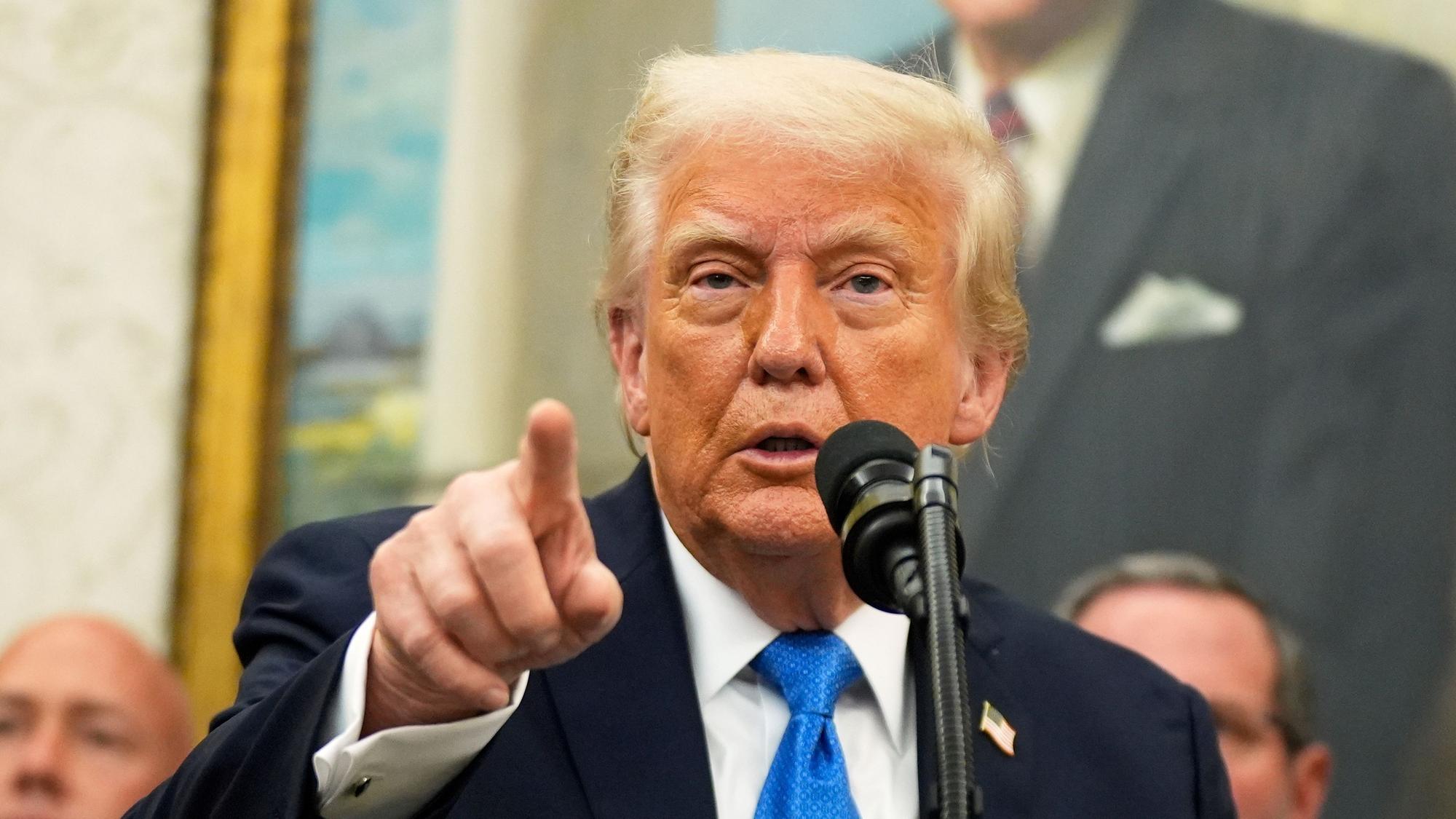 19.05.2025, USA, Washington: US-Präsident Donald Trump spricht während einer Veranstaltung zur Verleihung einer Auszeichnung an Polizeibeamte im Oval Office des Weißen Hauses. Foto: Manuel Balce Ceneta/AP/dpa +++ dpa-Bildfunk +++