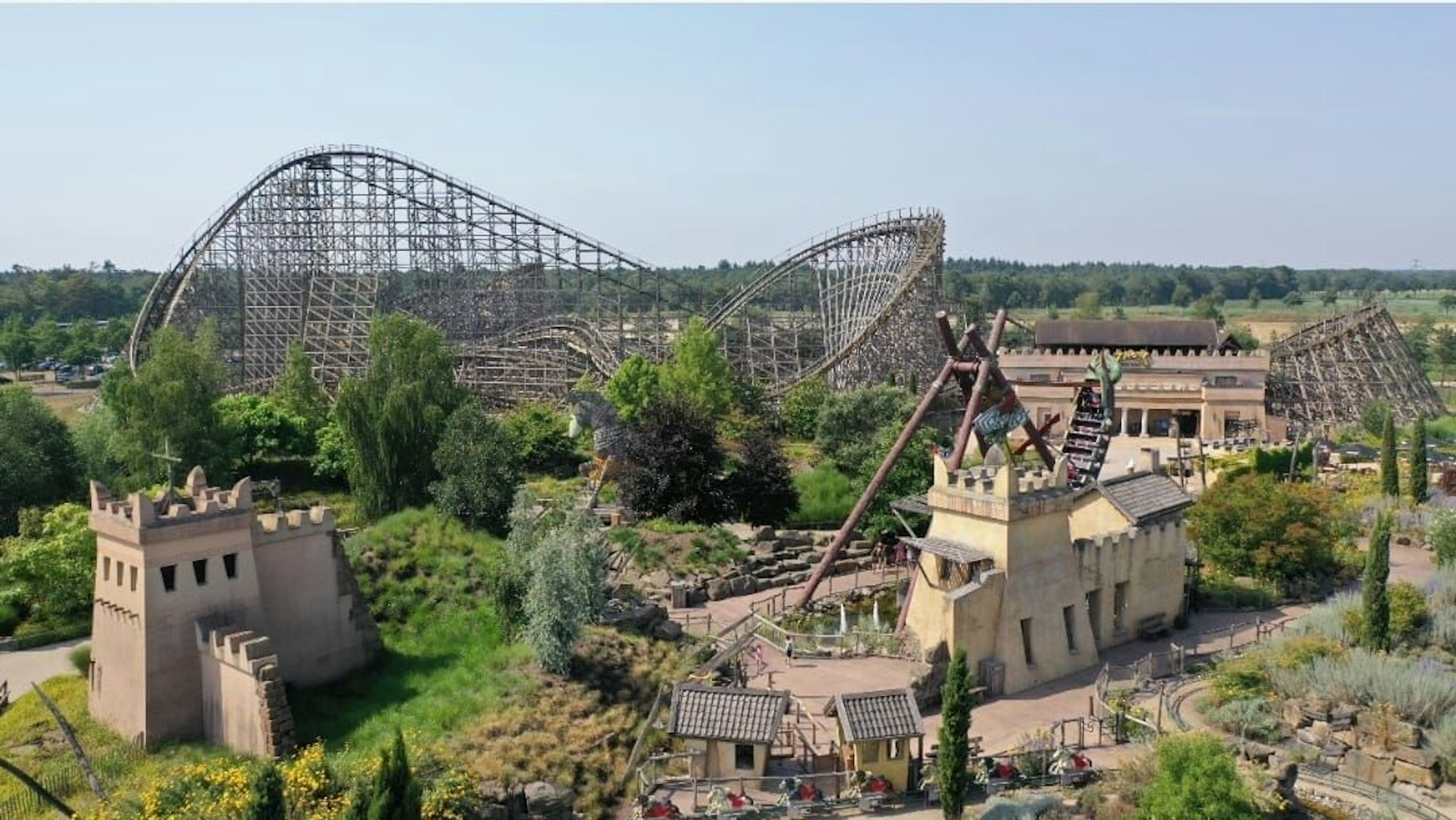 Zu sehen ist die Holzachterbahn Troy im Vergnügungspark Toverland.