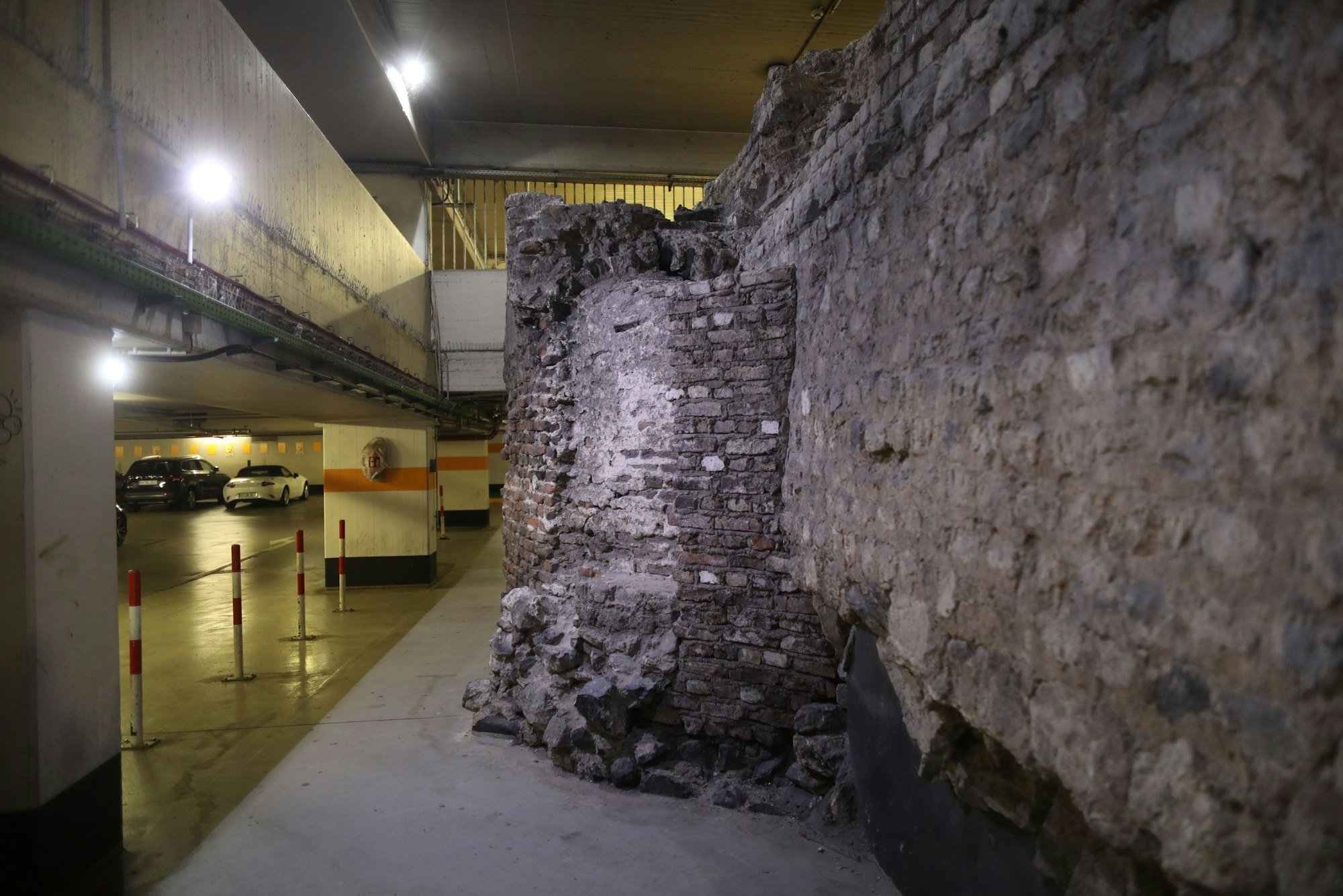 in Teil der römischen Stadtmauer in der Tiefgarage am Dom