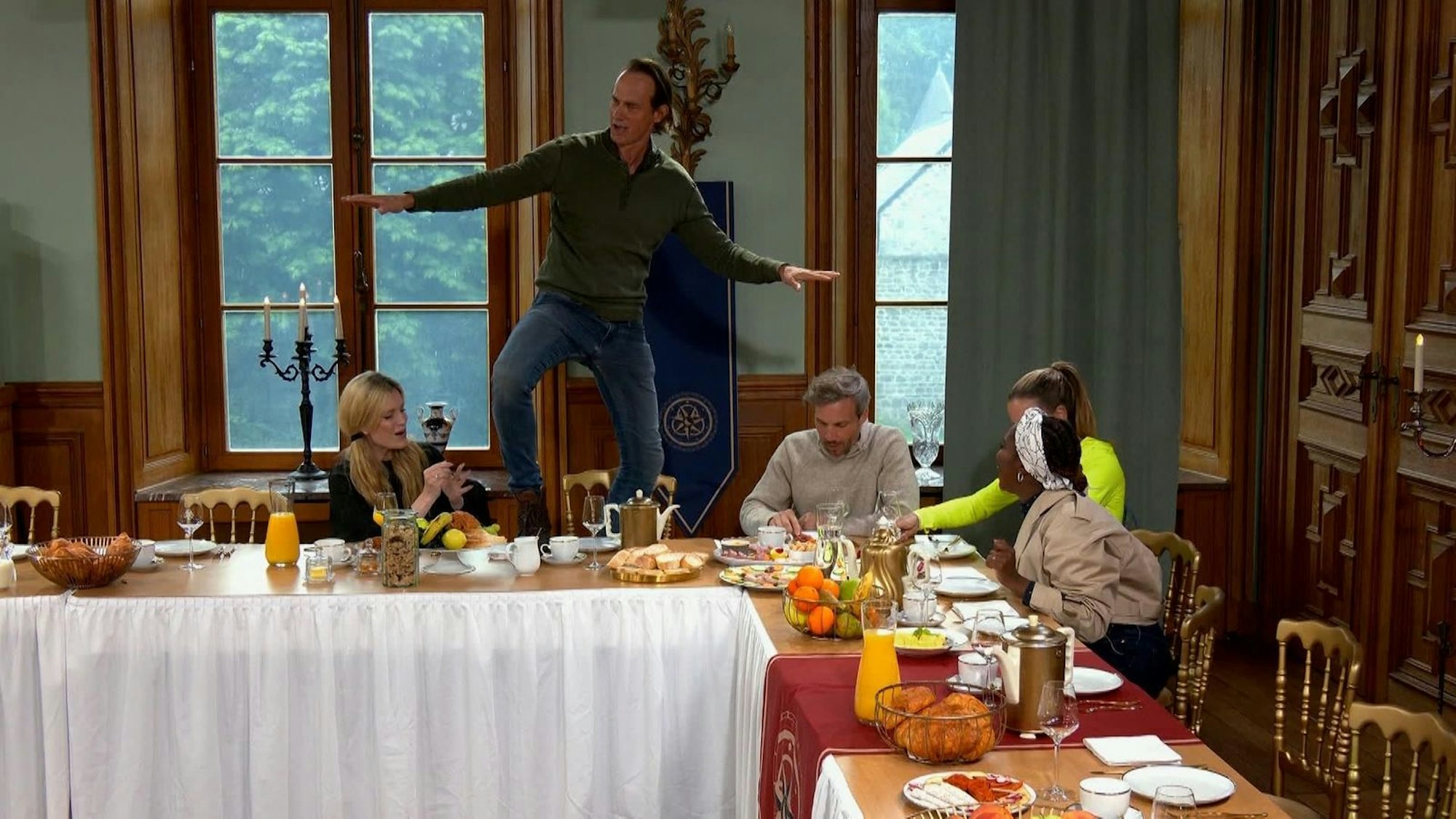 „Wir leben noch!“ Ralf Bauer tanzt sogar auf dem Frühstückstisch. Was er nicht weiß: Mirja du Mont, Charlotte Würdig und Motsi, die ihn umgeben, sind allesamt Verräterinnen. (Bild: RTL)