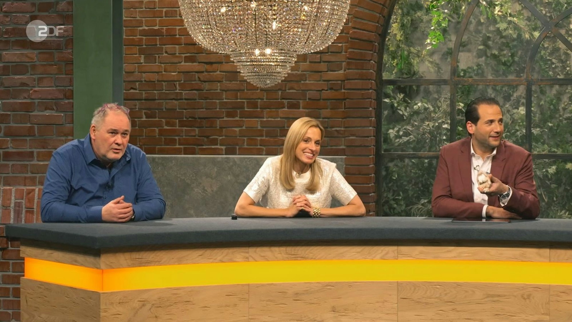 „Ich weiß gerade nicht, ob ich's gut finde“, reagierte Lisa Nüdling beim Anblick des Männekens im Händlerraum. „Das ist wirklich kurios!“ (Bild: ZDF)