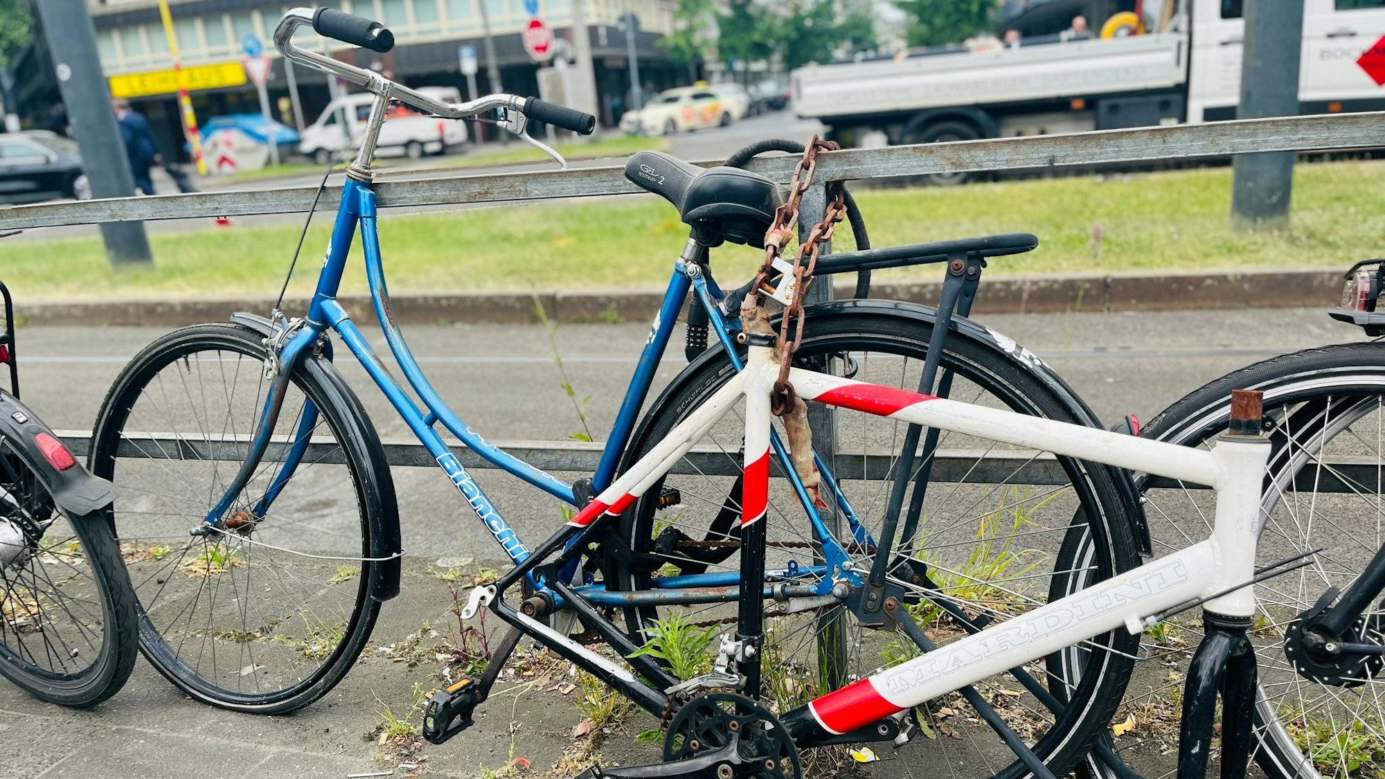 Ein stark beschädigtes Fahrrad steht am Düsseldorfer Hauptbahnhof. Die Stadt hat im Rahmen einer Stadtsauberkeitsoffensive in diesem Jahr bis Mitte Mai bereits über 1.500 Schrotträder entfernt.