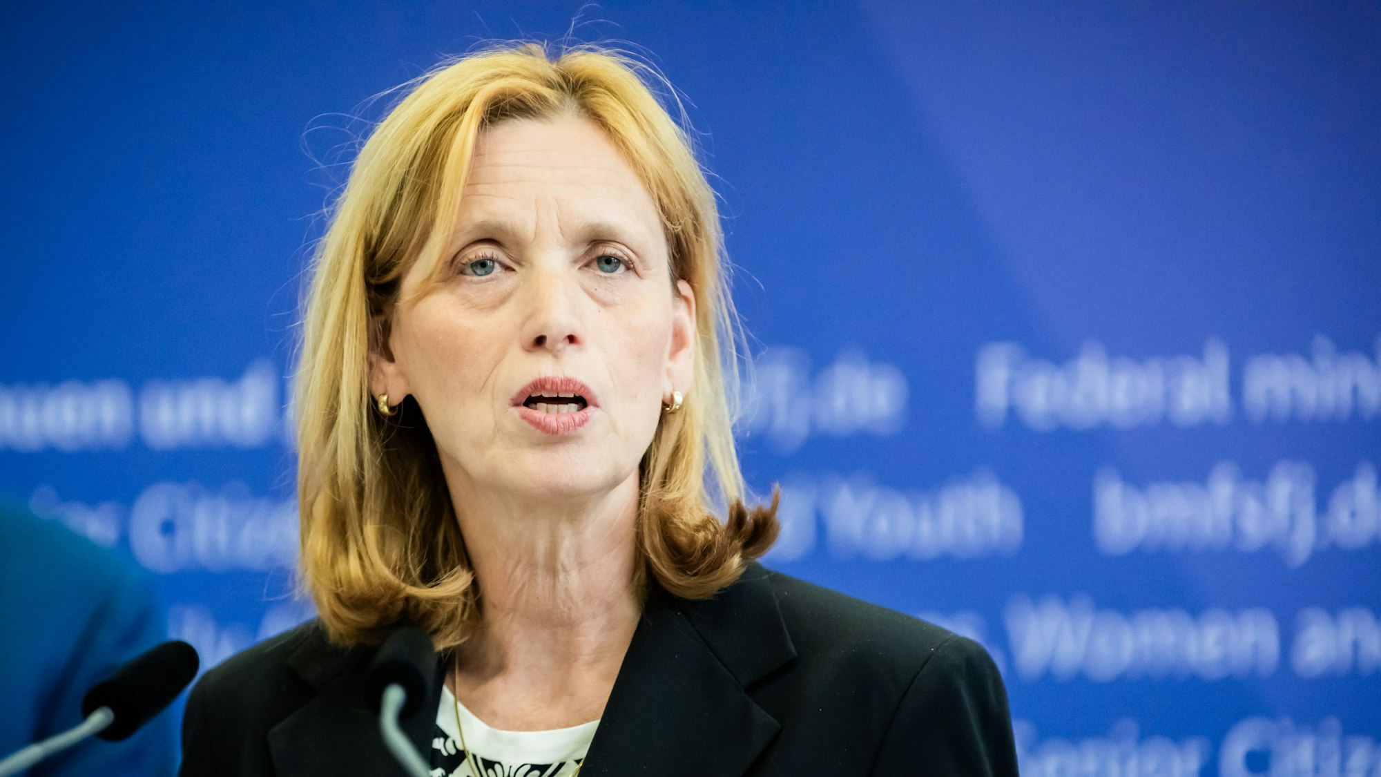 Karin Prien (CDU), Bundesministerin für Bildung, Familie, Senioren, Frauen und Jugend, äußert sich bei einem Pressestatement im Anschluss an die interne Übergabe der Amtsgeschäfte im Bundesfamilienministerium von ihrer Amtsvorgängerin Paus.