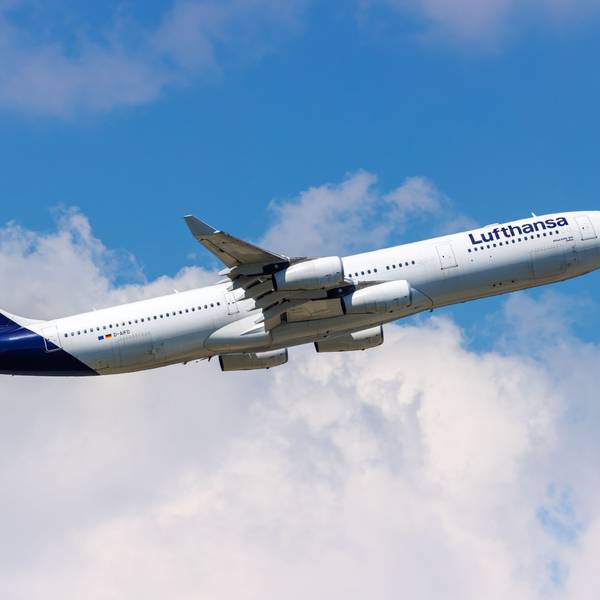 Lufthansa Airbus A340-300 auf dem Frankfurter Flughafen in Deutschland.
