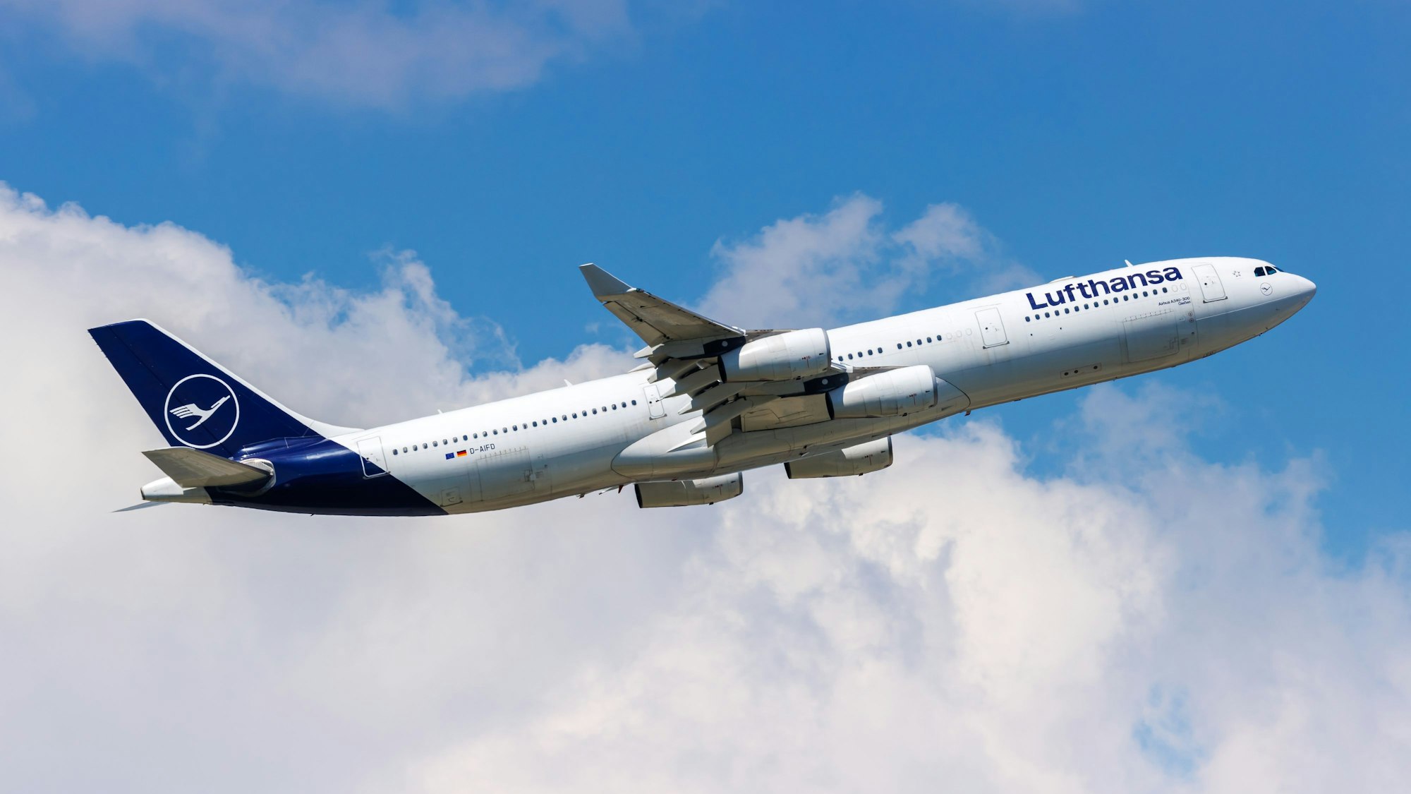 Lufthansa Airbus A340-300 auf dem Frankfurter Flughafen in Deutschland.
