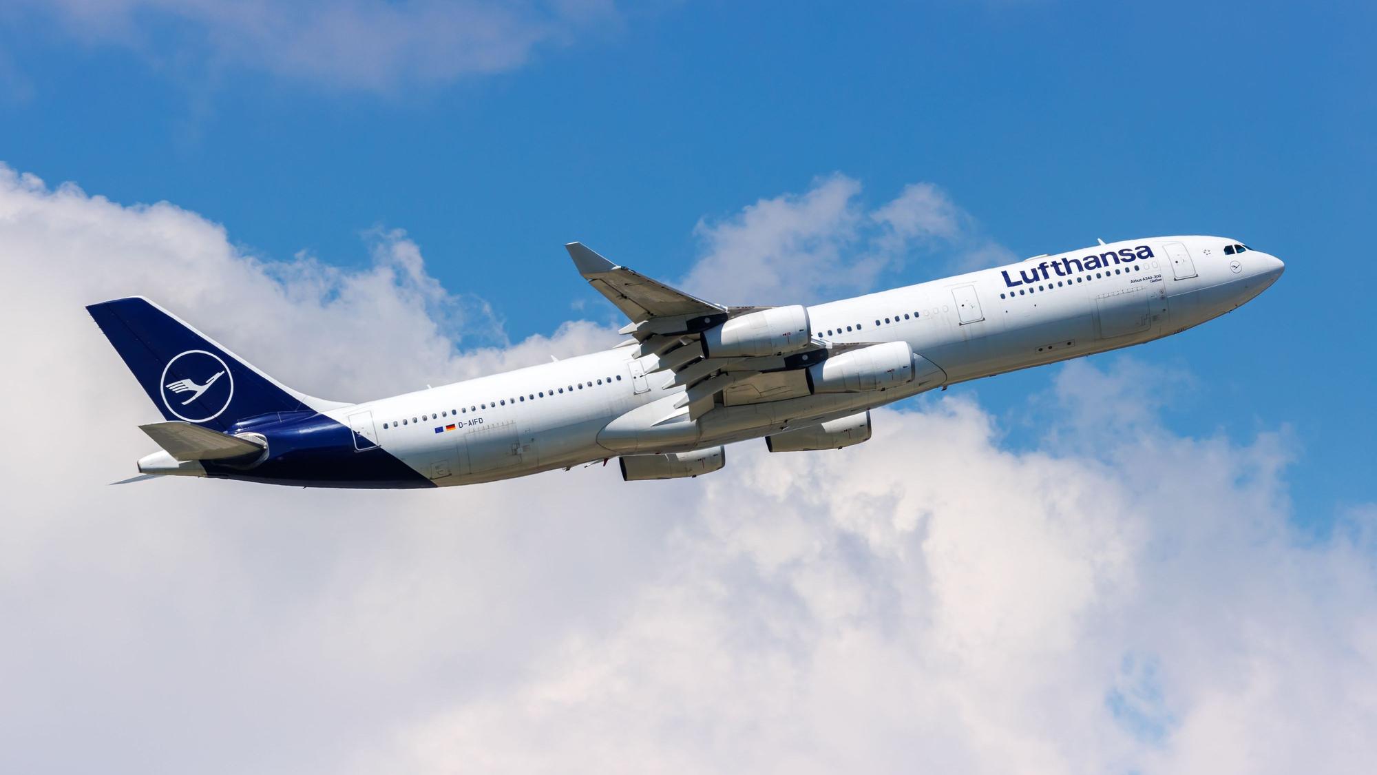 Airbus A340-600 von der Lufthansa hebt ab.