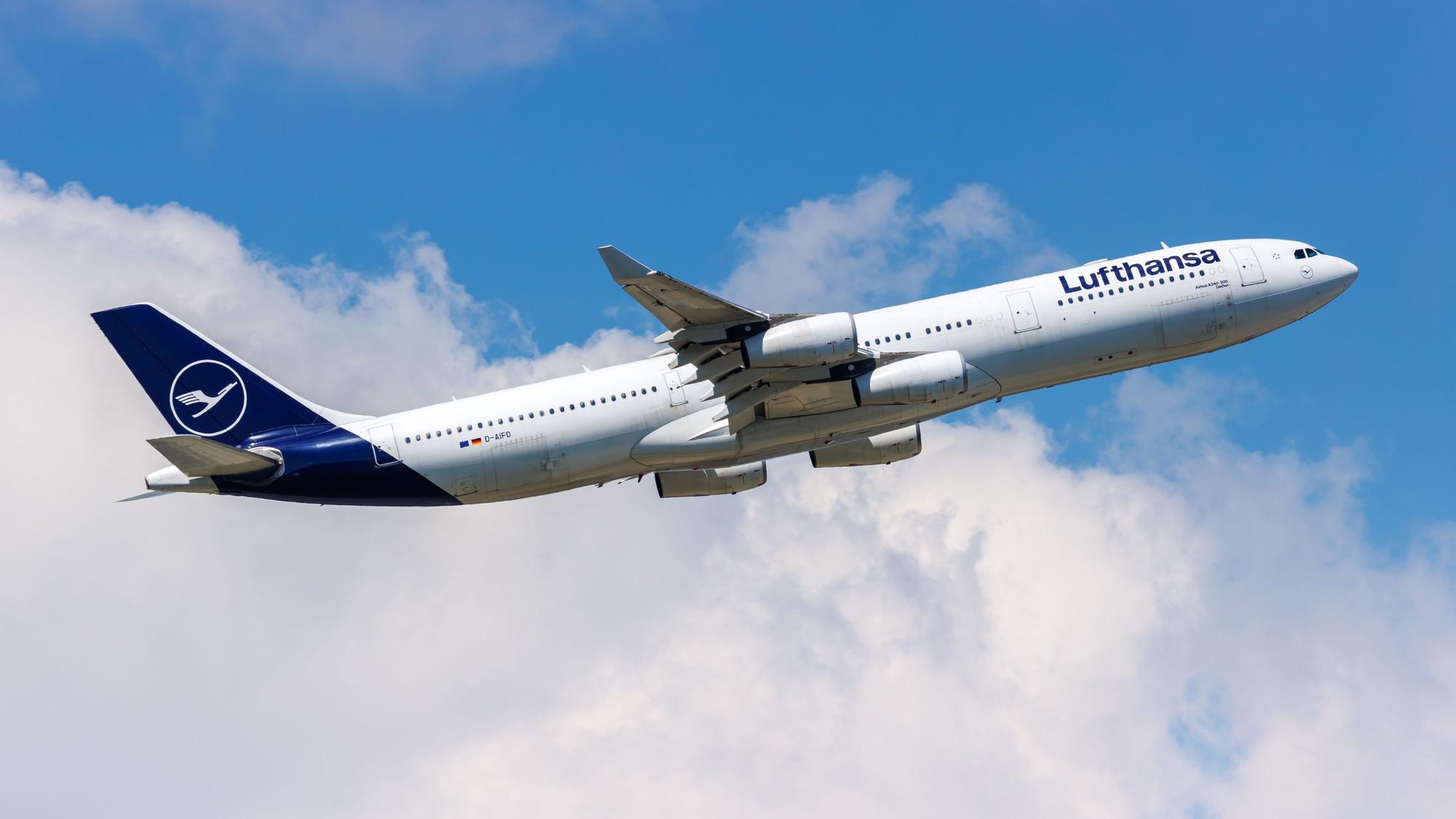 Lufthansa Airbus A340-300 beim Start.