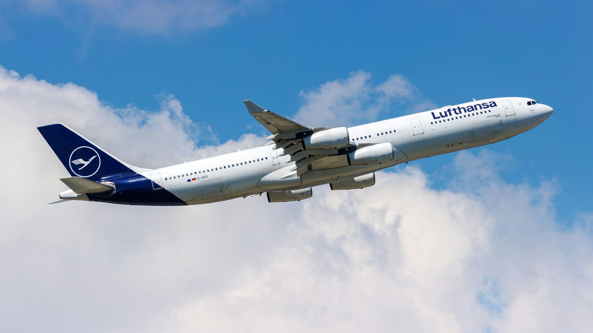 Lufthansa Airbus A340-300 beim Start.