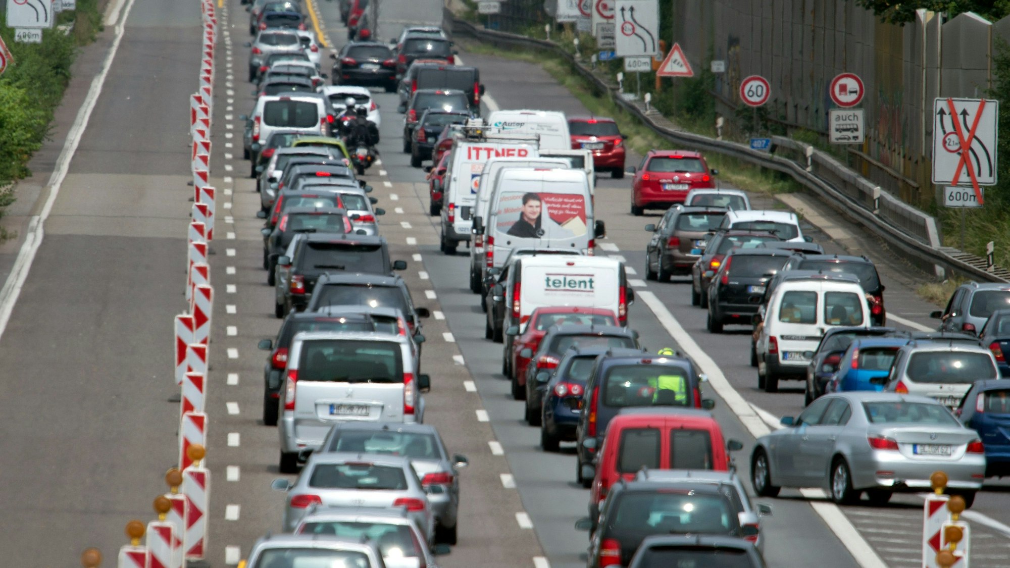 Autos stauen sich auf der Autobahn 1 vor der Baustelle zur Leverkusener Rheinbrücke.